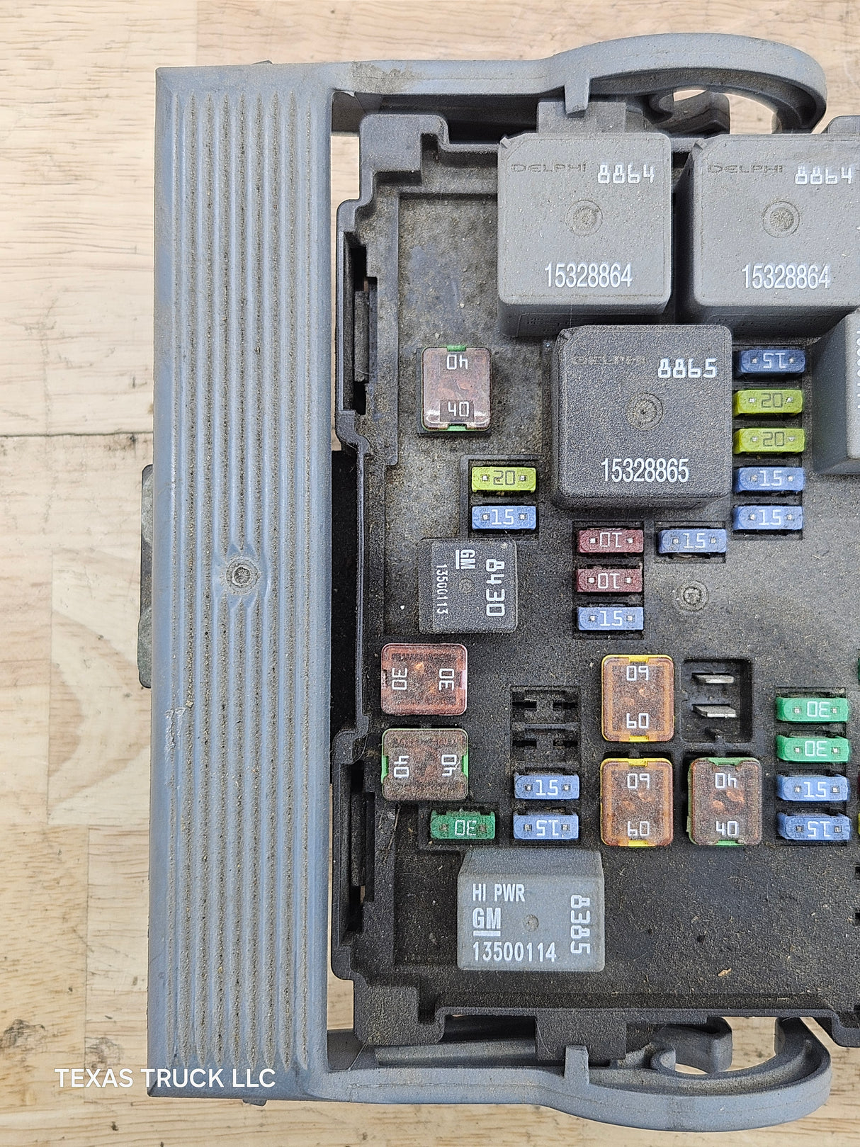 2007-2009 Chevrolet Silverado / GMC Sierra 1500 2500 3500 Engine Bay Fuse Box
