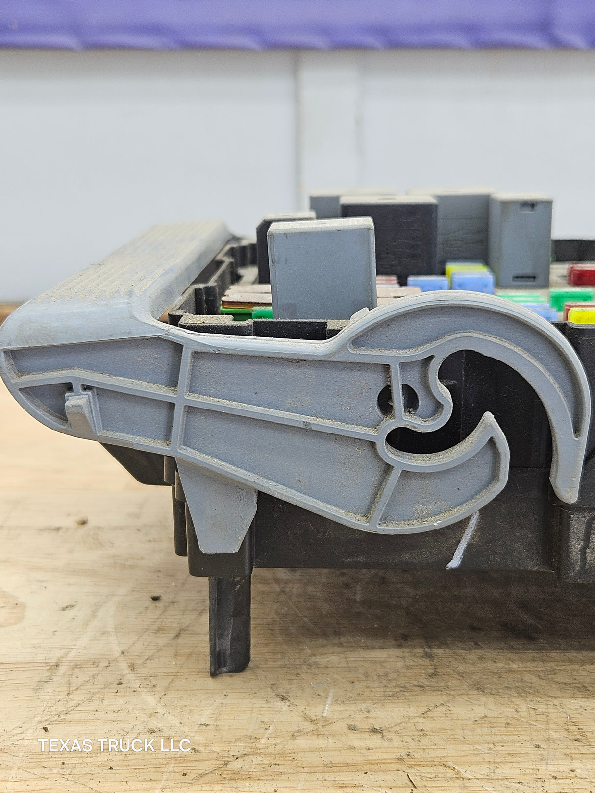 2010-2013 Chevrolet Silverado / GMC Sierra 1500 2500 3500 Engine Bay Fuse Box