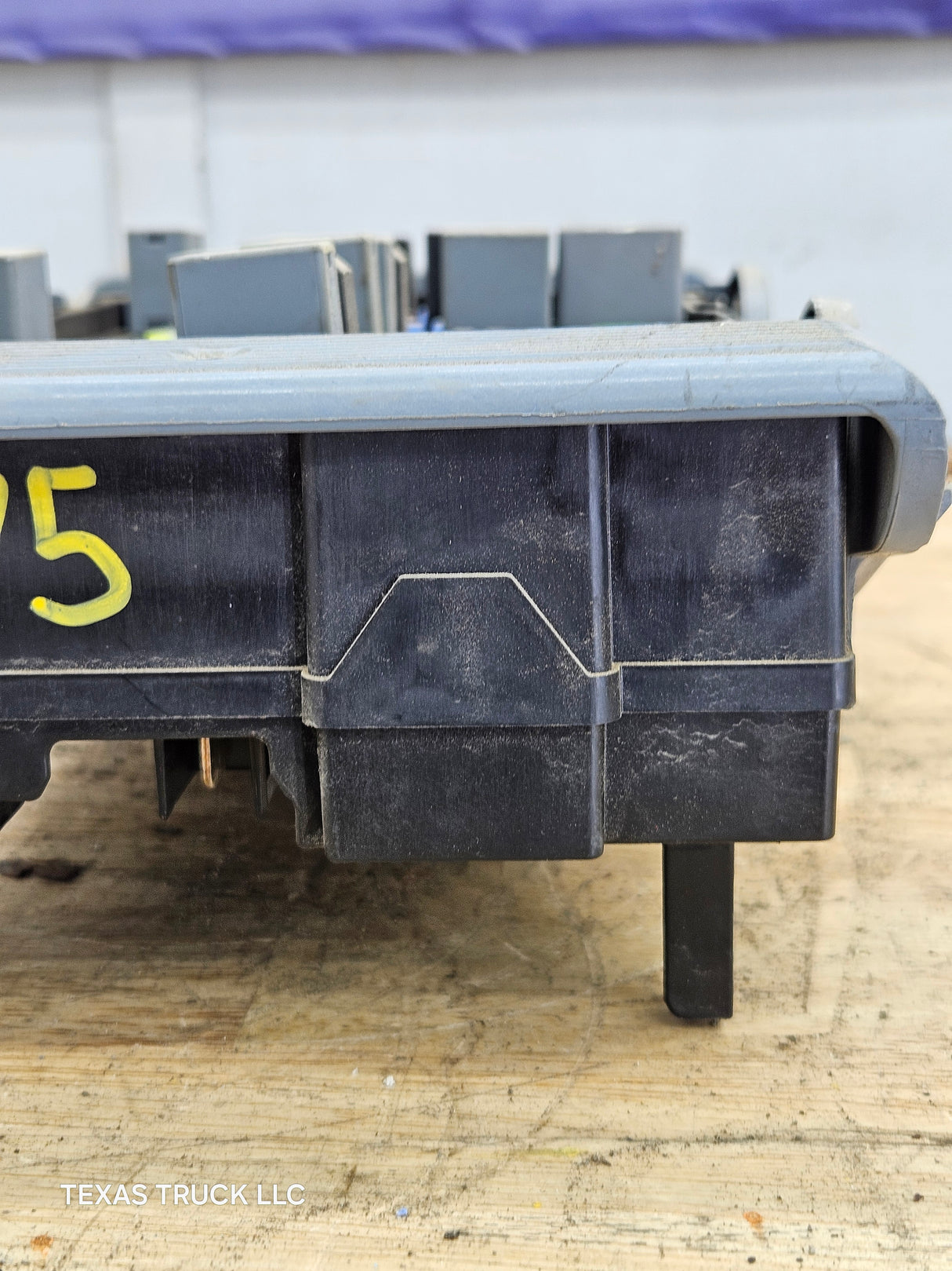 2007-2009 Chevrolet Silverado / GMC Sierra 1500 2500 3500 Engine Bay Fuse Box