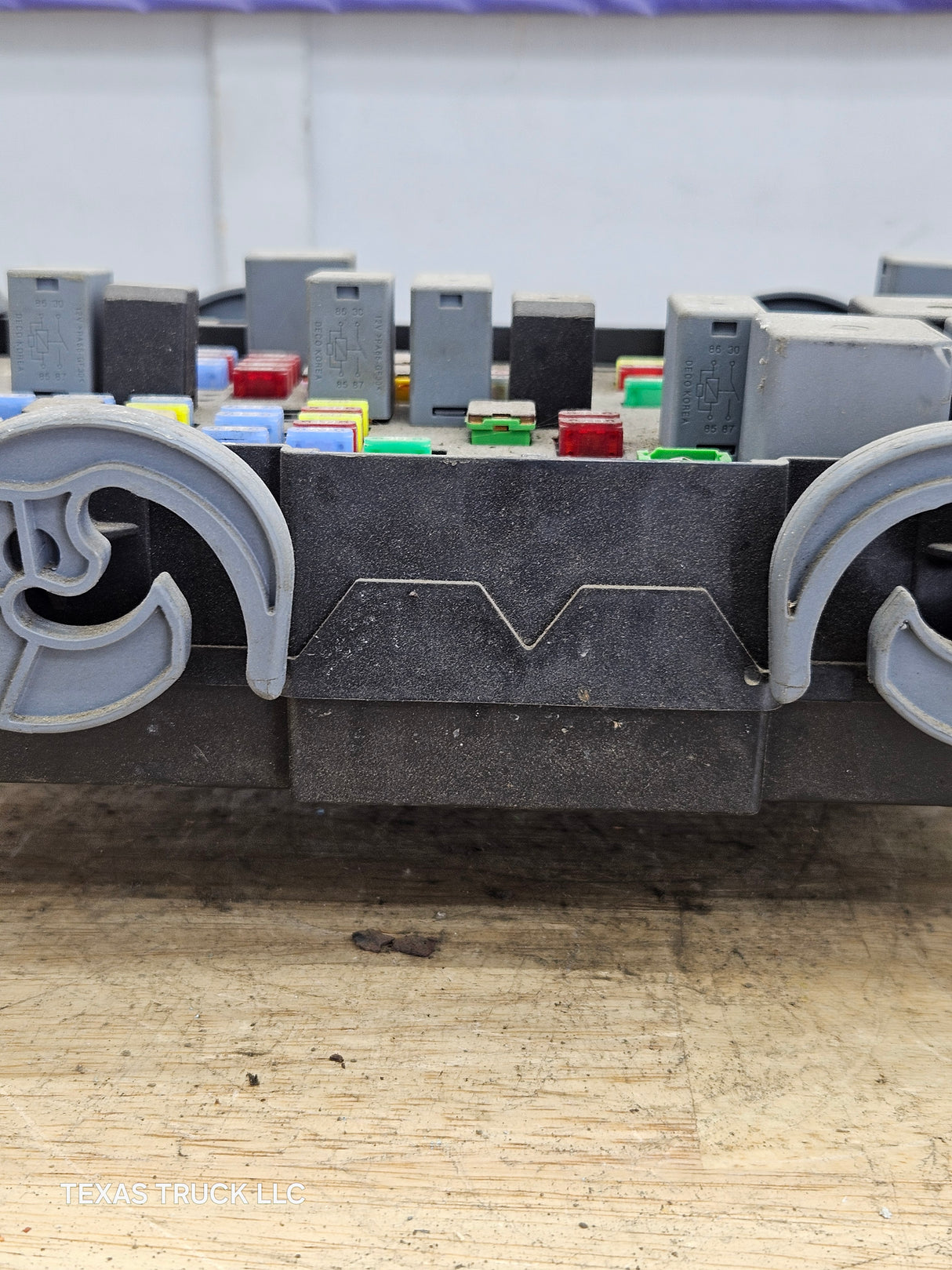 2007-2009 Chevrolet Silverado / GMC Sierra 1500 2500 3500 Engine Bay Fuse Box