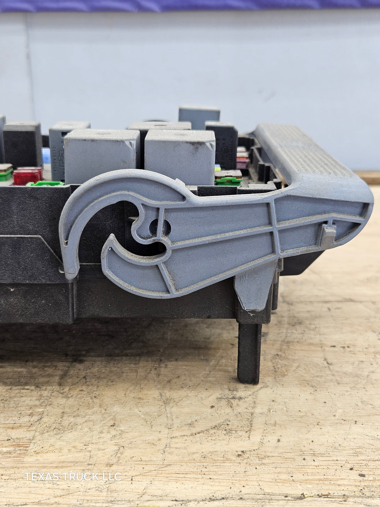 2007-2009 Chevrolet Silverado / GMC Sierra 1500 2500 3500 Engine Bay Fuse Box