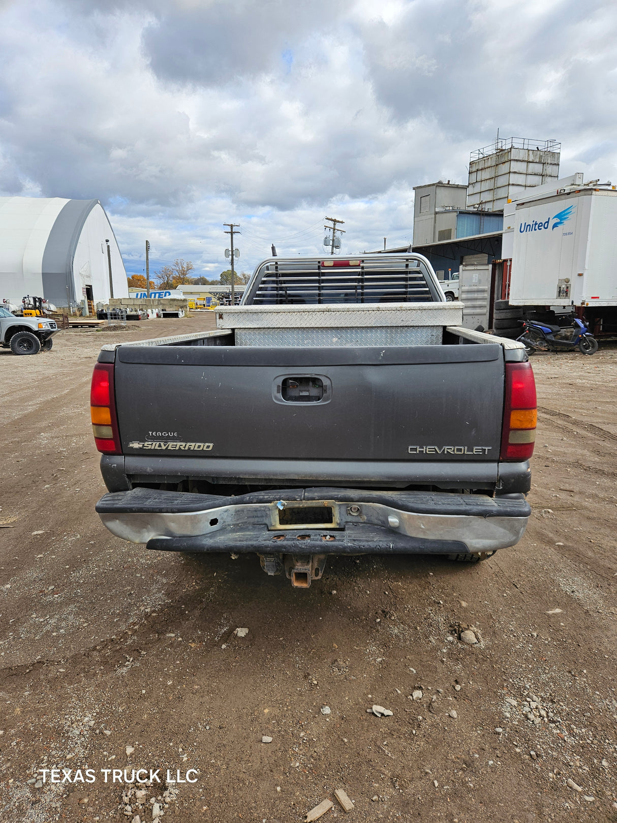 2002 Chevrolet Silverado 2500HD Regular Cab 8' Long Bed - FULL PART OUT