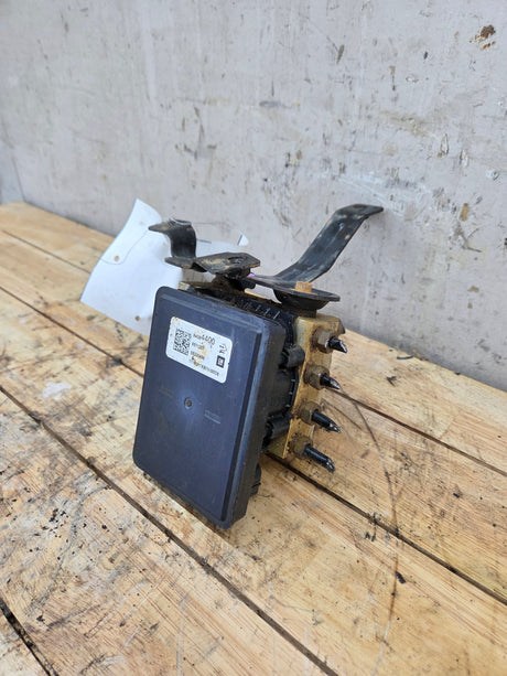 2018-2019 Chevrolet Silverado GMC Sierra 2500 3500 ABS Pump Module - 84384400