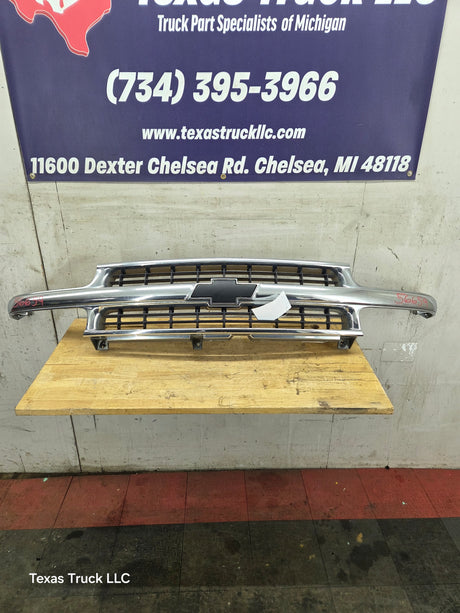 Front Grille With Chrome Trims – Summit White – Fits 2003-2007 Chevy Silverado 1500 2500 3500