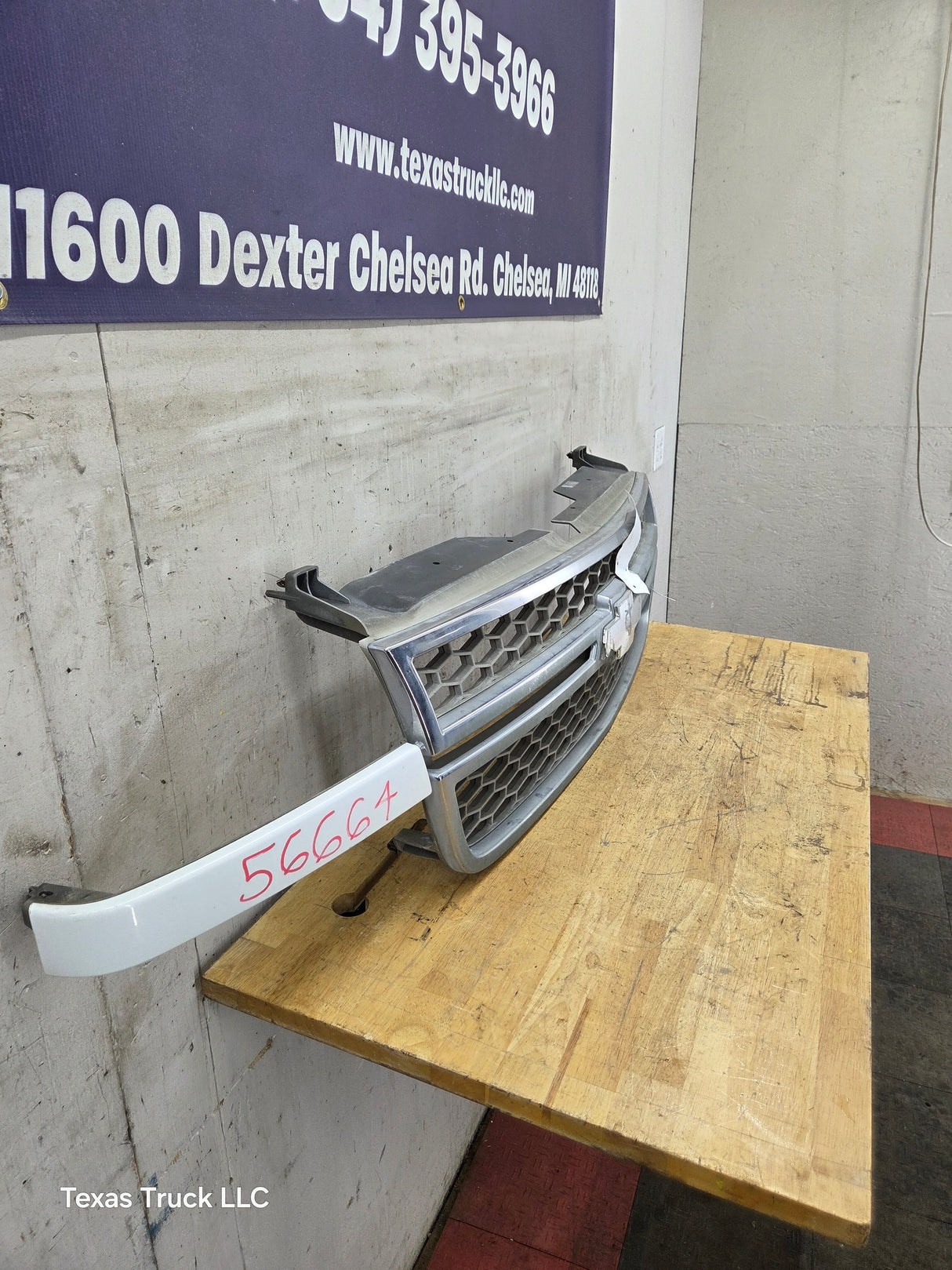 2003-2006 Chevrolet Silverado 2500 HD 3500HD 'Cateye' HD Grill OEM - Chrome