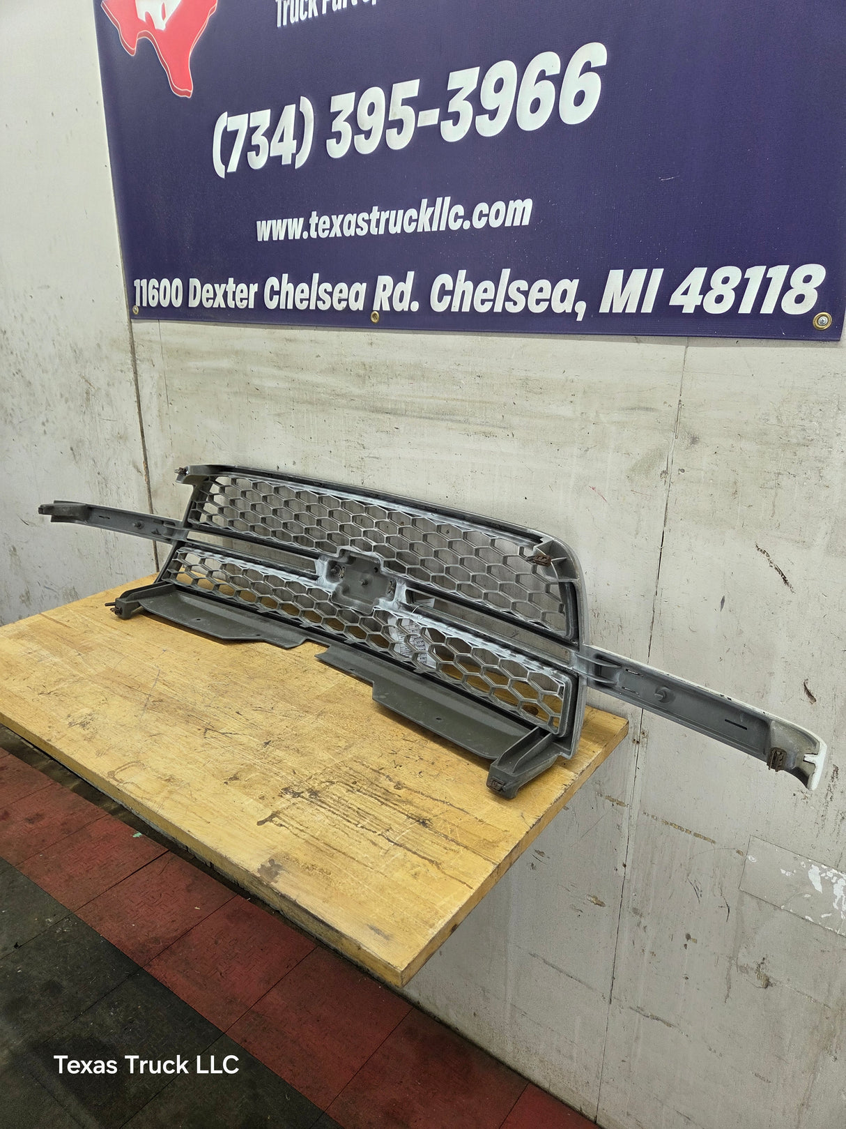 2003-2006 Chevrolet Silverado 2500 HD 3500HD 'Cateye' HD Grill OEM - Chrome