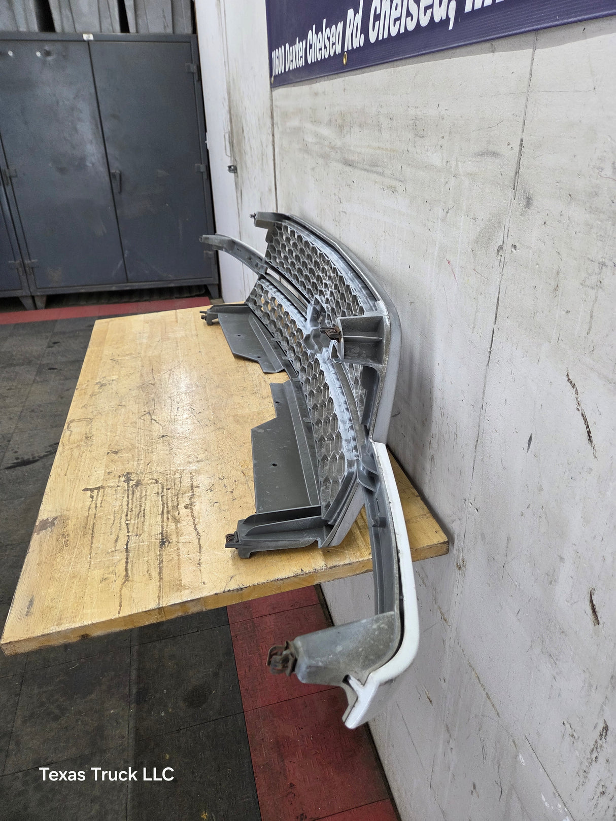 2003-2006 Chevrolet Silverado 2500 HD 3500HD 'Cateye' HD Grill OEM - Chrome