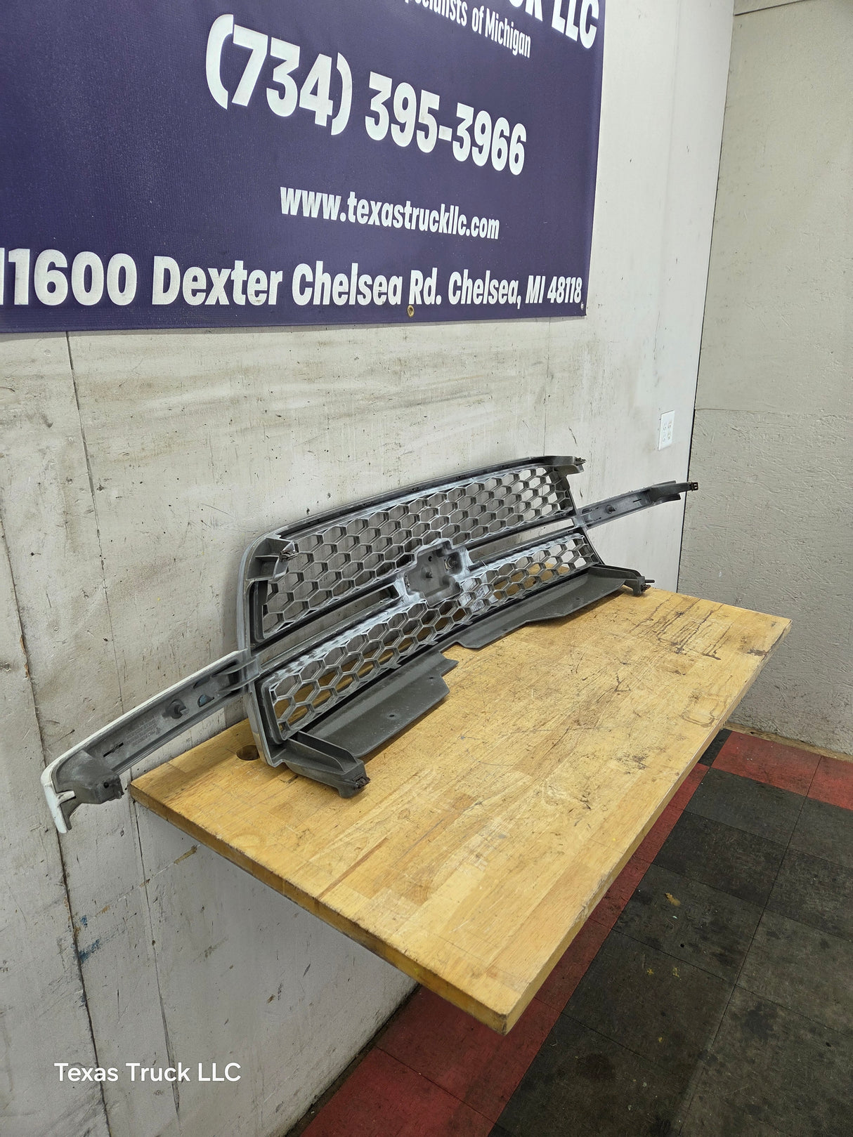 2003-2006 Chevrolet Silverado 2500 HD 3500HD 'Cateye' HD Grill OEM - Chrome