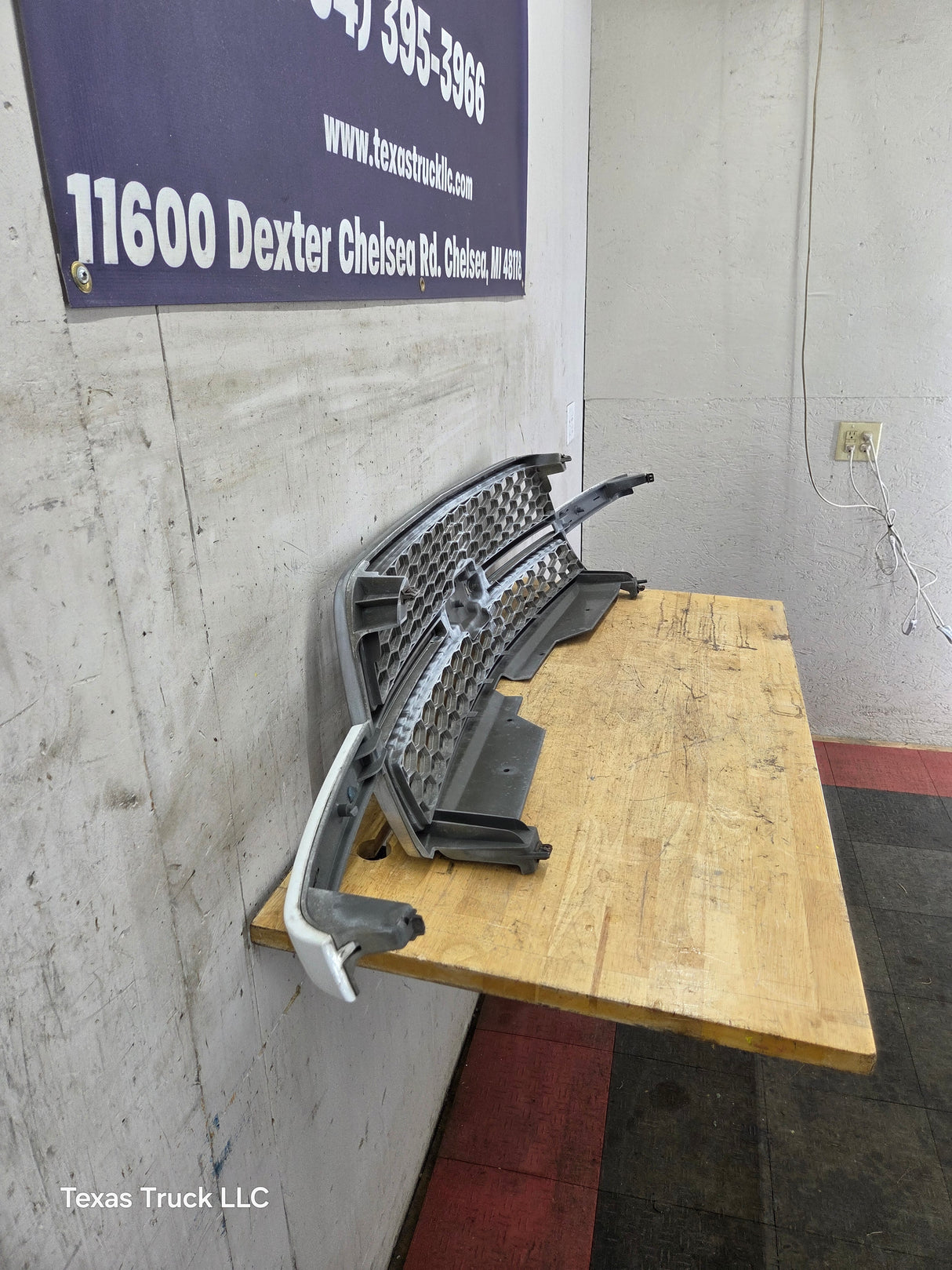 2003-2006 Chevrolet Silverado 2500 HD 3500HD 'Cateye' HD Grill OEM - Chrome