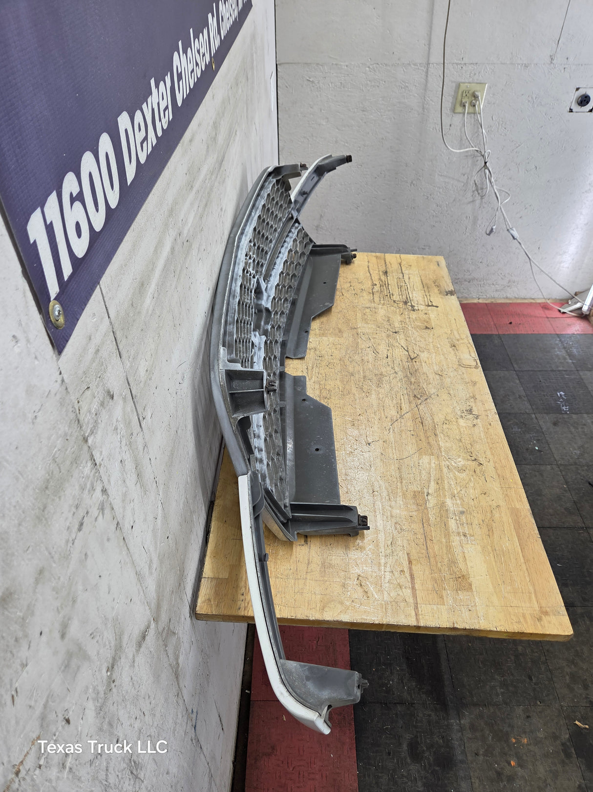 2003-2006 Chevrolet Silverado 2500 HD 3500HD 'Cateye' HD Grill OEM - Chrome