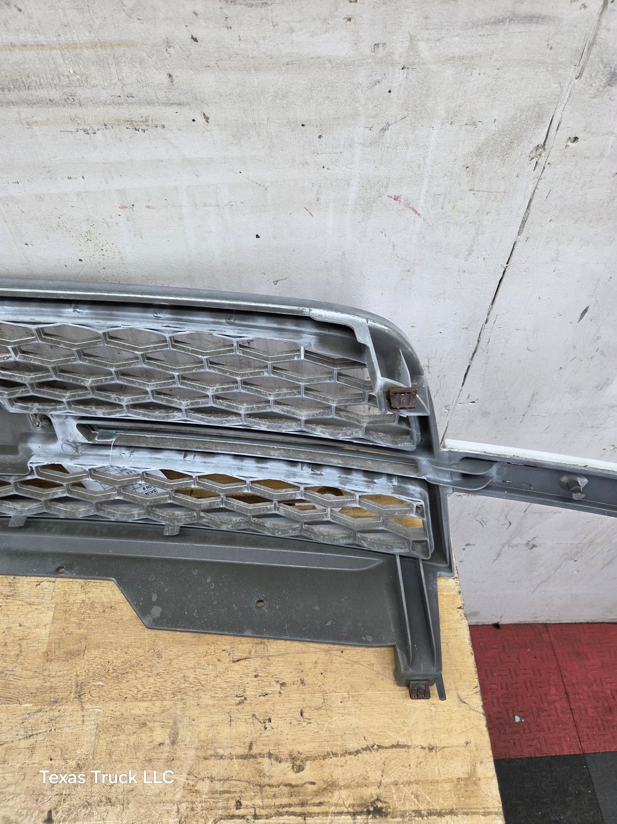 2003-2006 Chevrolet Silverado 2500 HD 3500HD 'Cateye' HD Grill OEM - Chrome