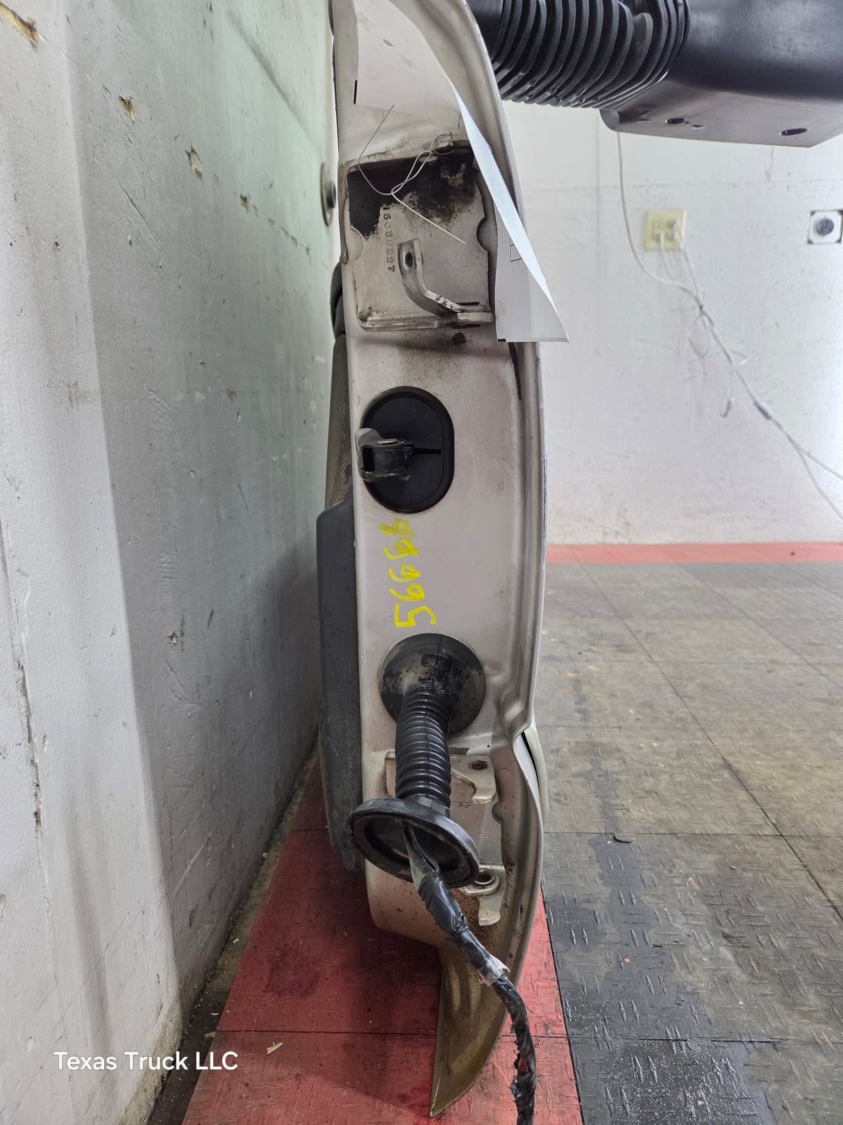 1999-2006 Chevrolet Silverado / GMC Sierra 1500 2500 3500 HD Front Driver Side Door LH - Fine Silver Birch Metallic