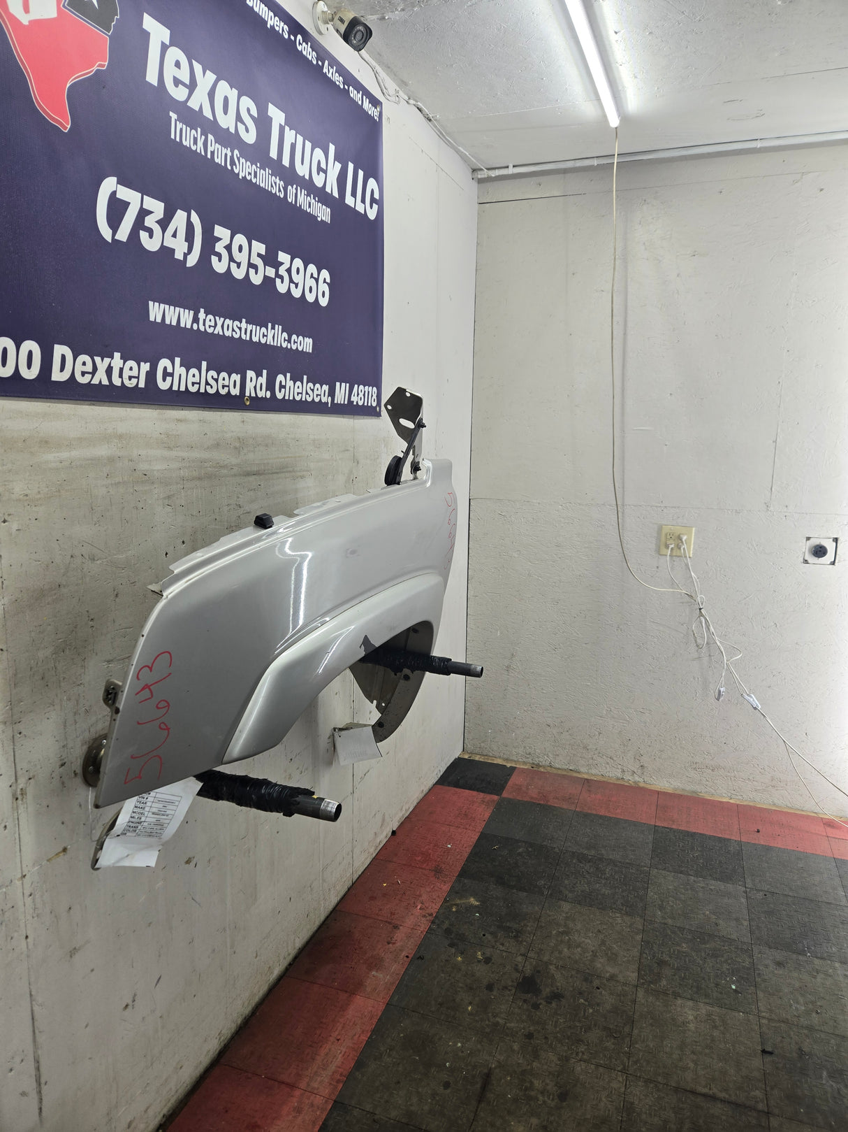 2003-2007 Chevrolet Silverado / Tahoe / Suburban 1500 2500 3500 HD LH Driver Side "Cateye" Front Fender - Fine Silver Birch Metallic