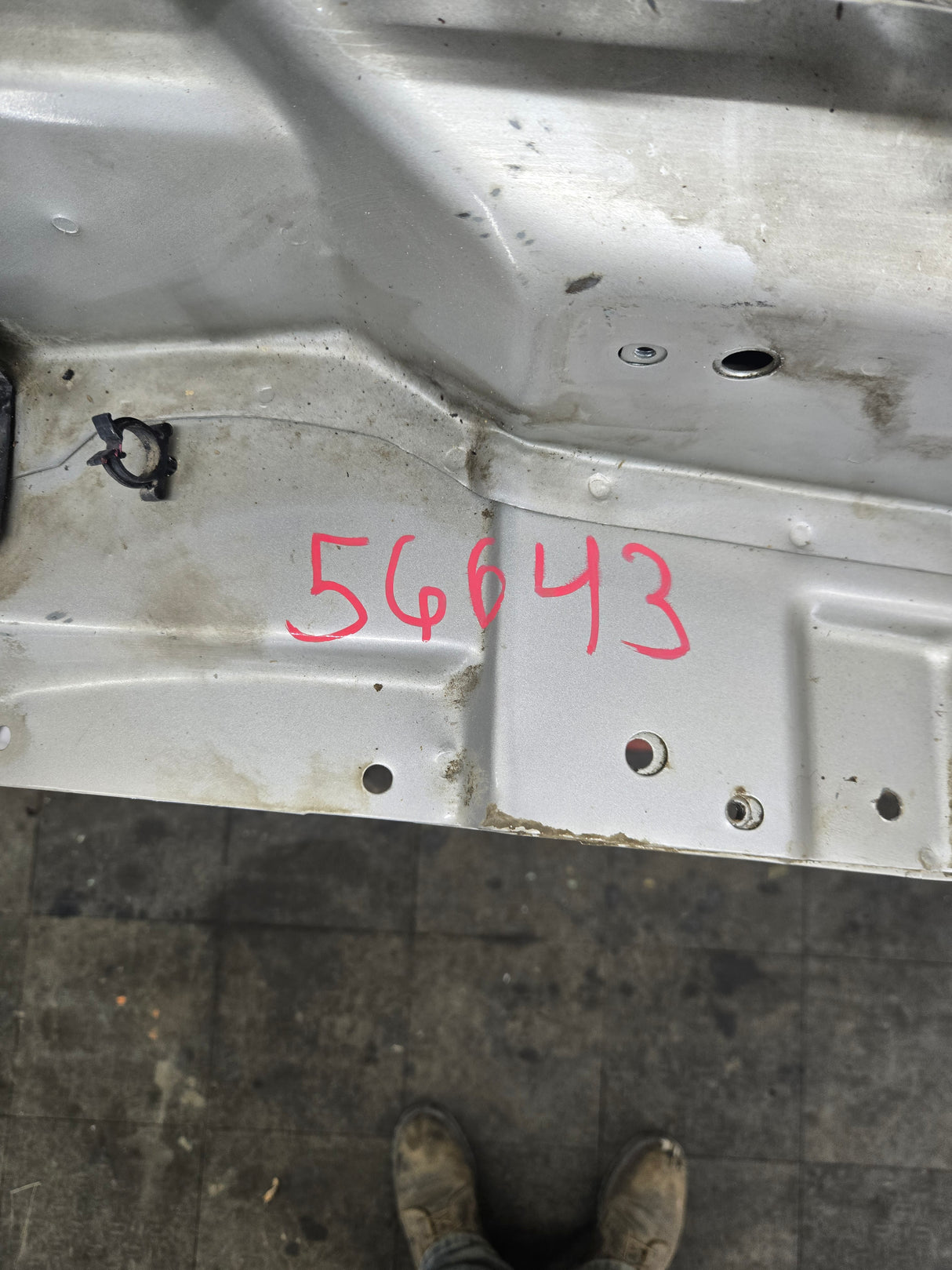 2003-2007 Chevrolet Silverado / Tahoe / Suburban 1500 2500 3500 HD LH Driver Side "Cateye" Front Fender - Fine Silver Birch Metallic