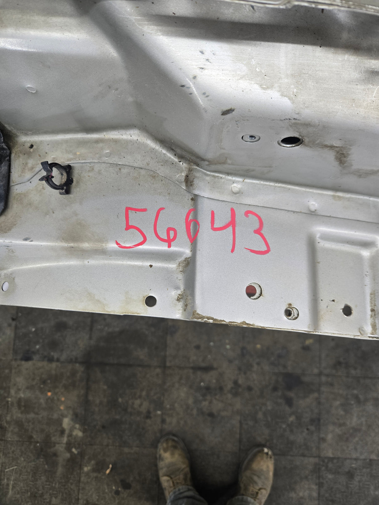 2003-2007 Chevrolet Silverado / Tahoe / Suburban 1500 2500 3500 HD LH Driver Side "Cateye" Front Fender - Fine Silver Birch Metallic