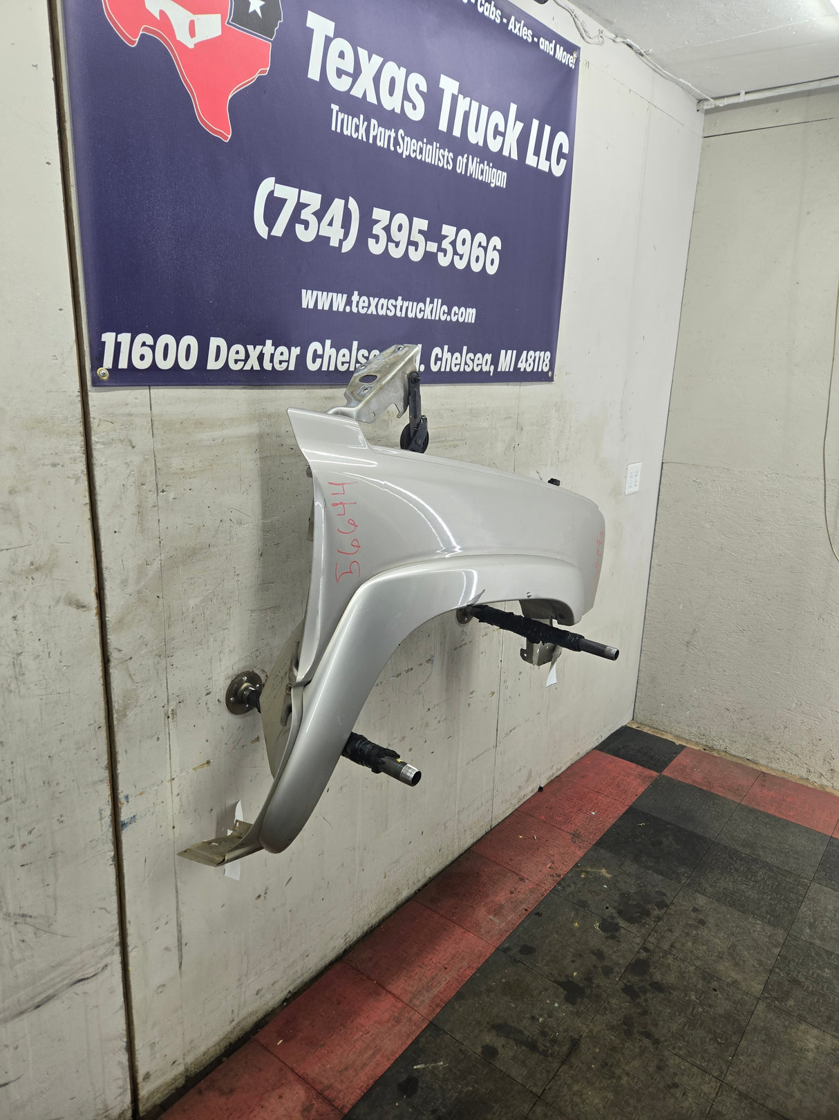 2003-2007 Chevrolet Silverado / Tahoe / Suburban 1500 2500 3500 HD RH Passenger Side "Cateye" Front Fender - Fine Silver Birch Metallic