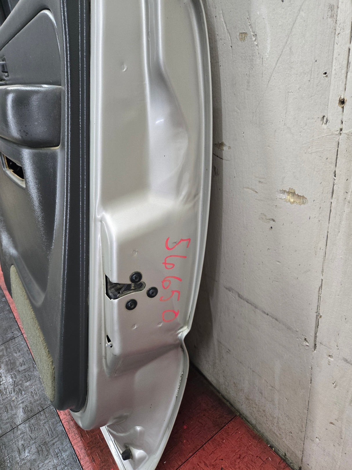 1999-2006 Chevrolet Silverado / GMC Sierra 1500 2500 3500 HD Rear Passenger side Crew Cab rear door RH - Fine Silver Birch Metallic