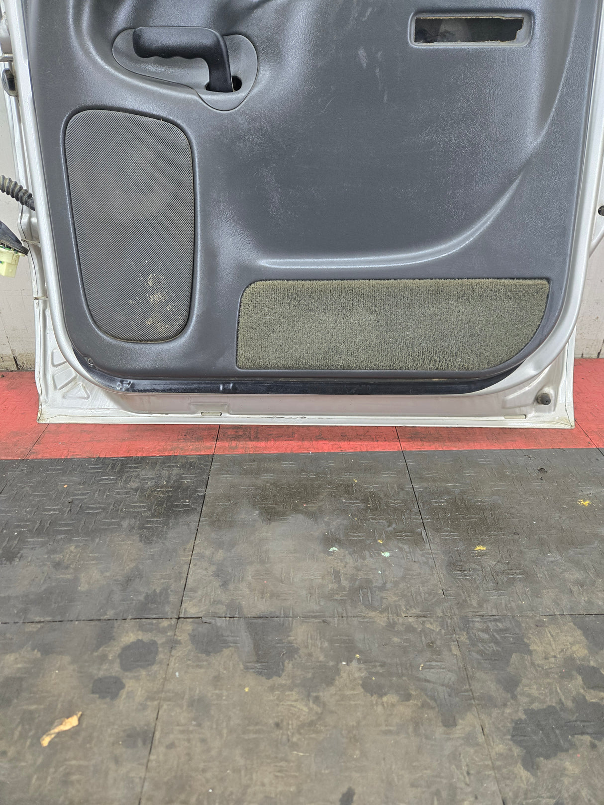 1999-2006 Chevrolet Silverado / GMC Sierra 1500 2500 3500 HD Rear Passenger side Crew Cab rear door RH - Fine Silver Birch Metallic