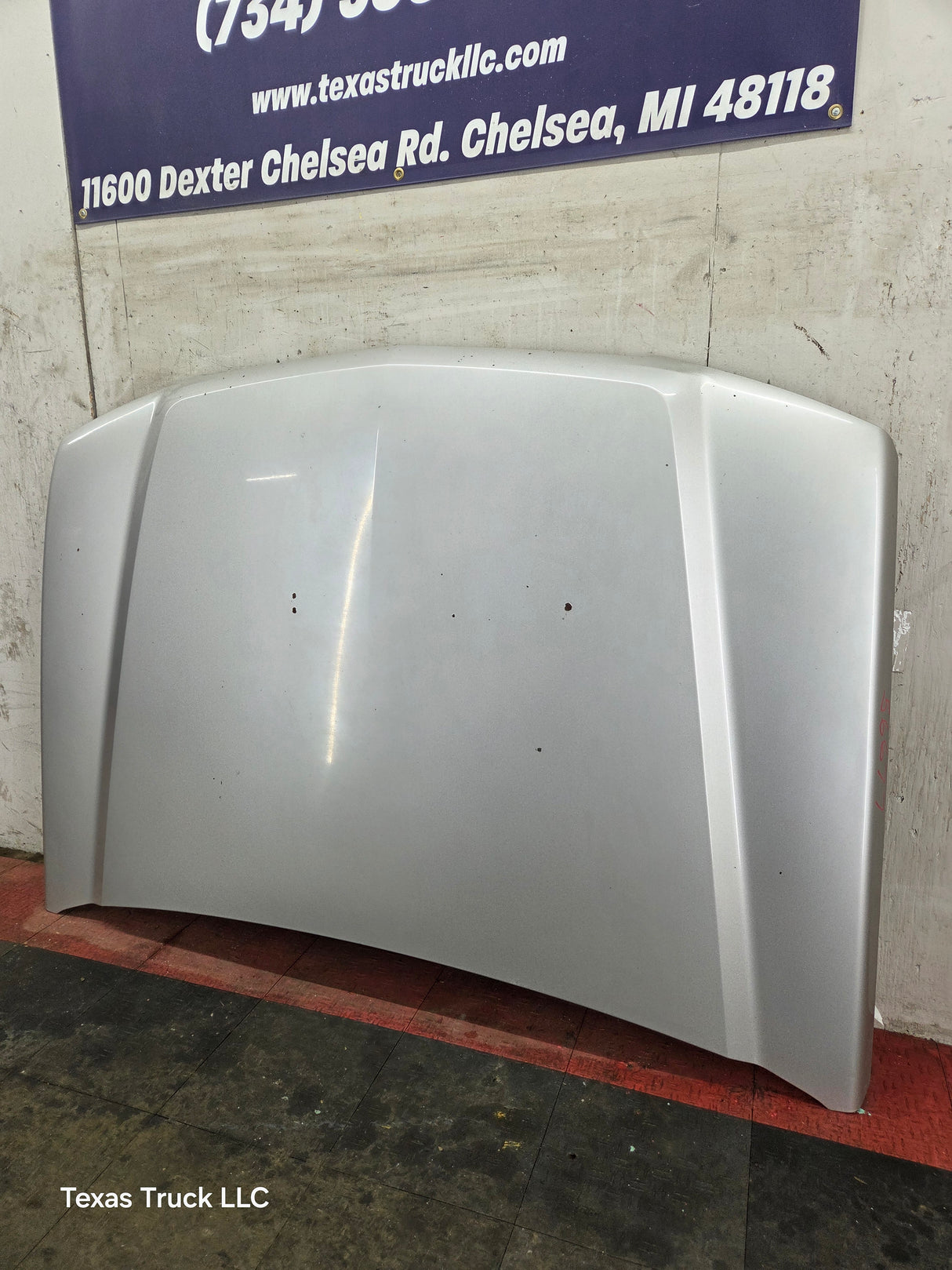 2003-2006 Chevrolet Silverado 2500 3500 Cateye HD Hood OEM - Fine Silver Birch Metallic