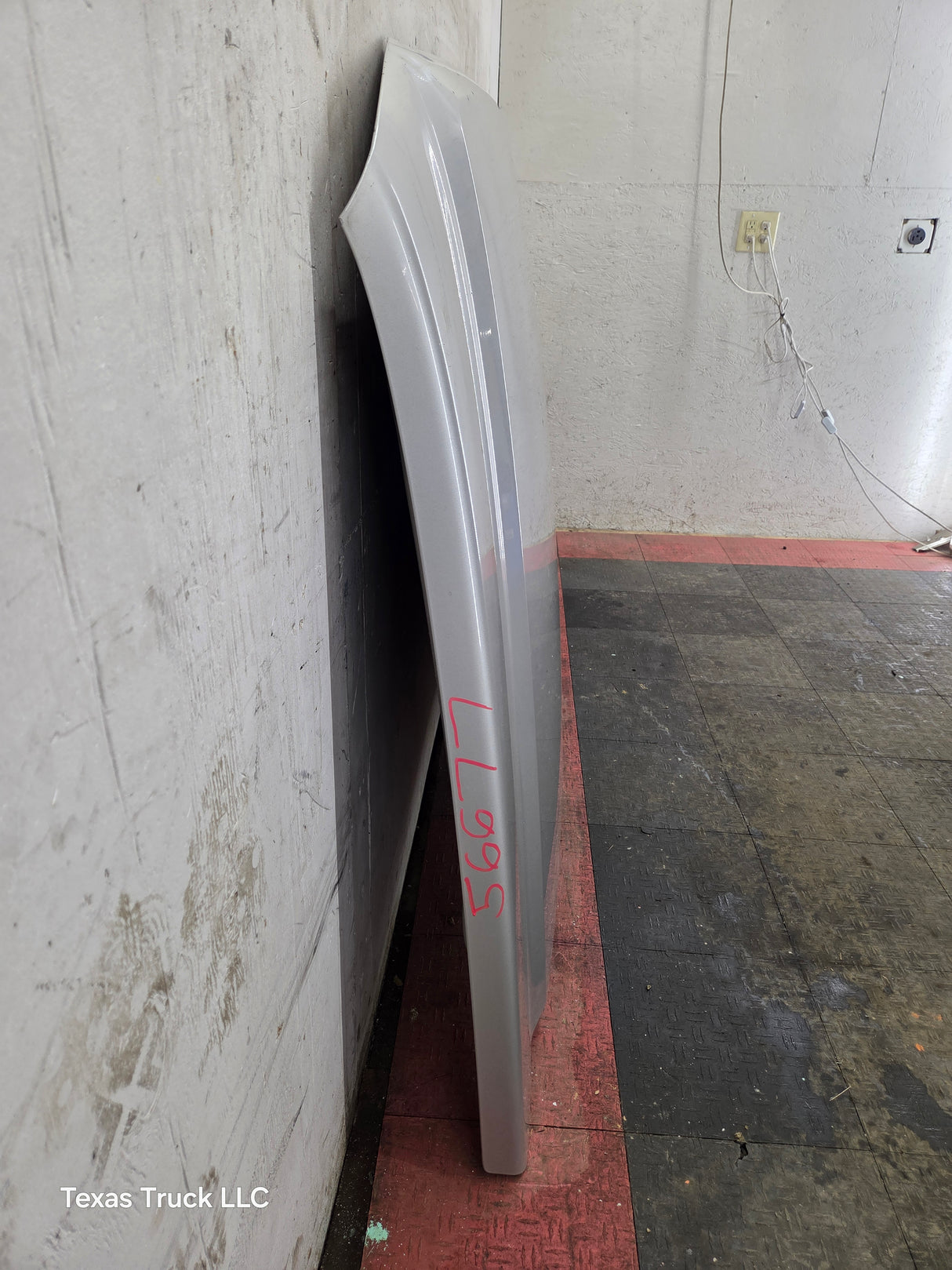 2003-2006 Chevrolet Silverado 2500 3500 Cateye HD Hood OEM - Fine Silver Birch Metallic