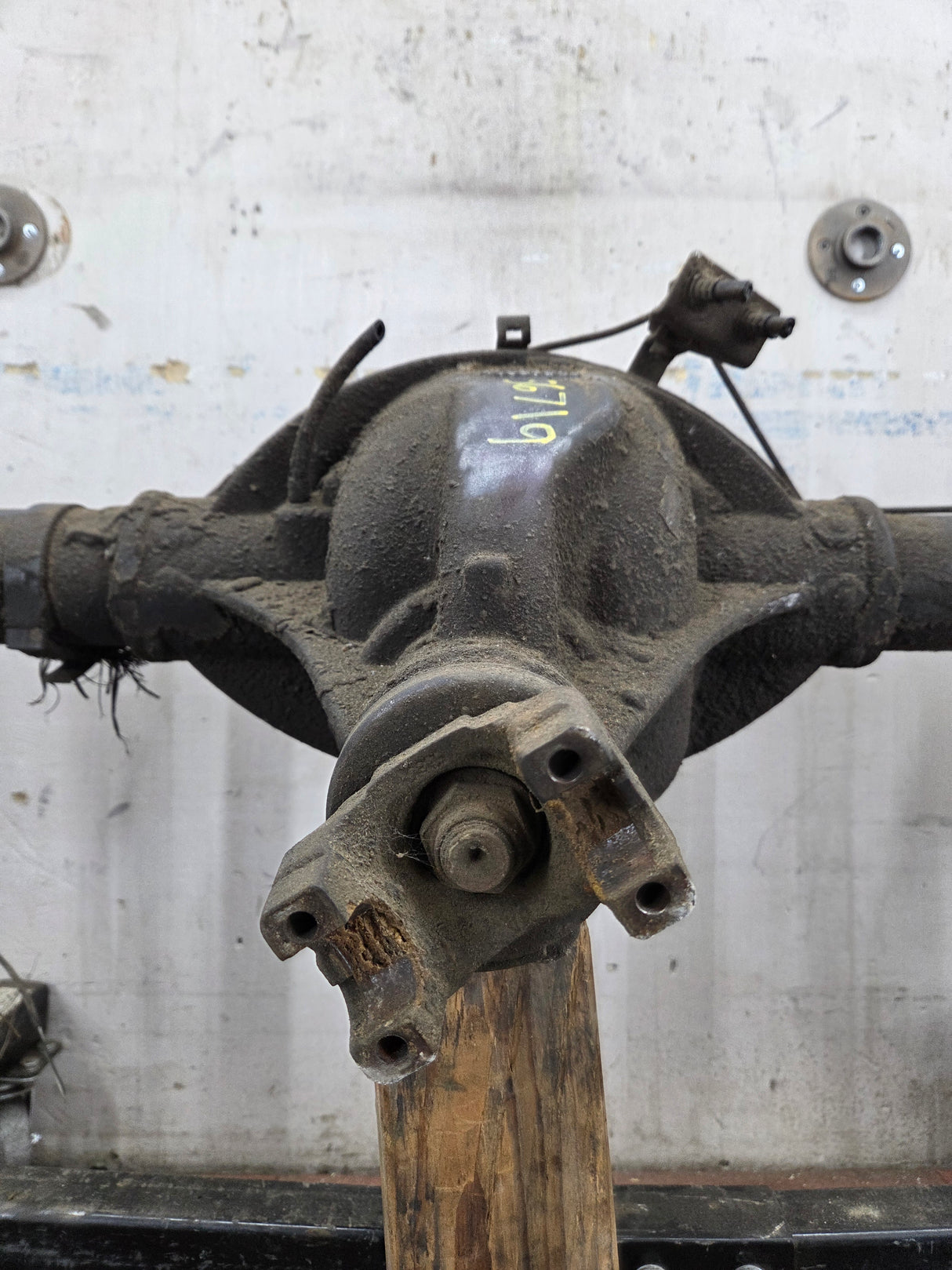 2009-2013 Chevrolet Silverado GMC Sierra 1500 Rear Axle GU5 3.23 Gear Ratio