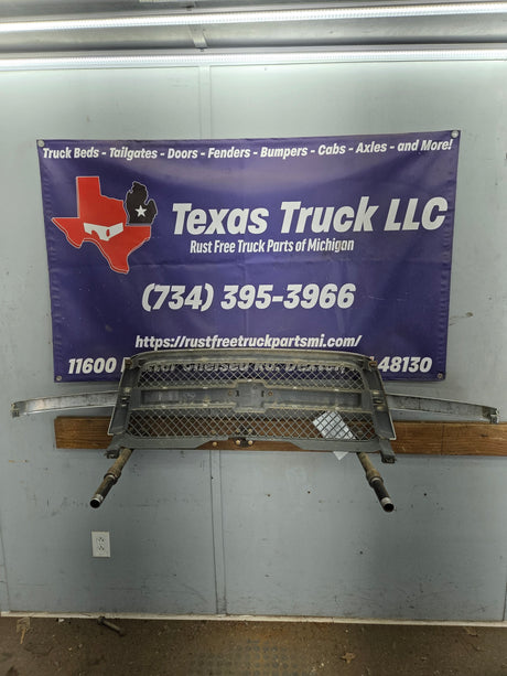 2003-2006 Chevrolet Silverado 1500 2500 'Cateye' NON HD Grill OEM - Chrome