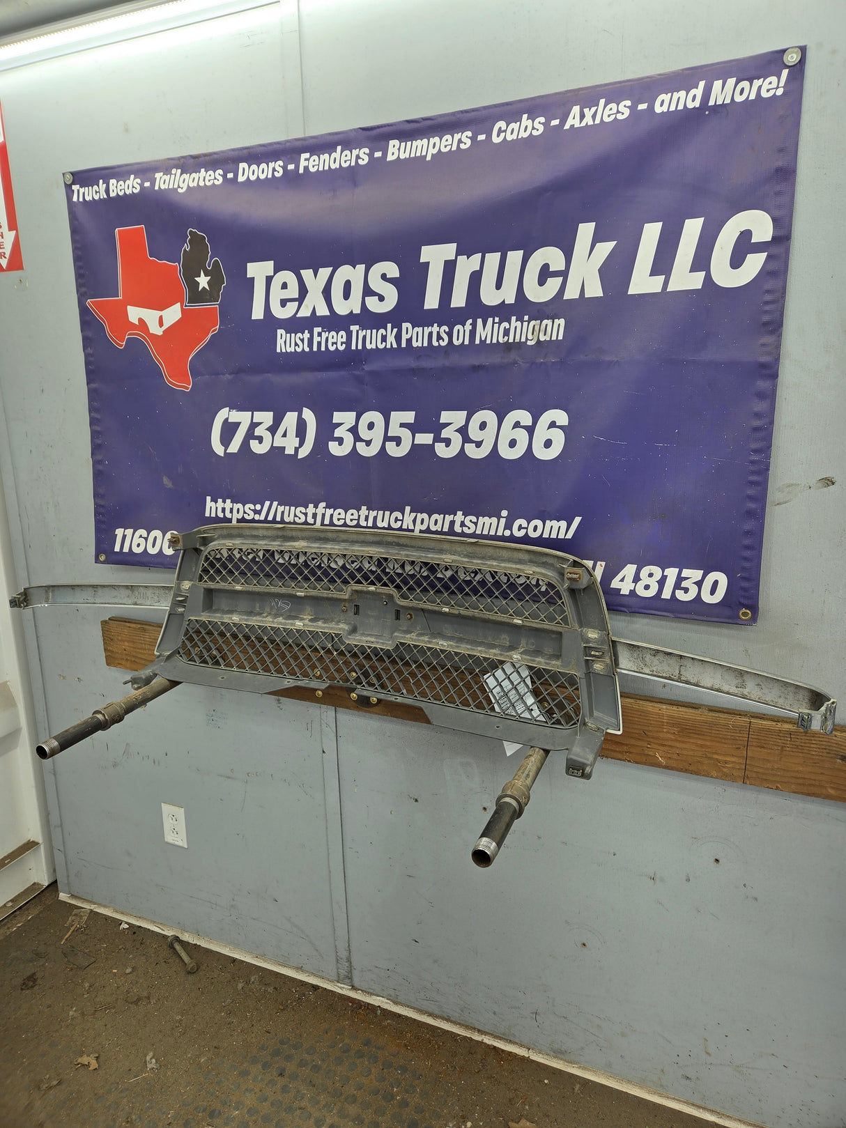 2003-2006 Chevrolet Silverado 1500 2500 'Cateye' NON HD Grill OEM - Chrome
