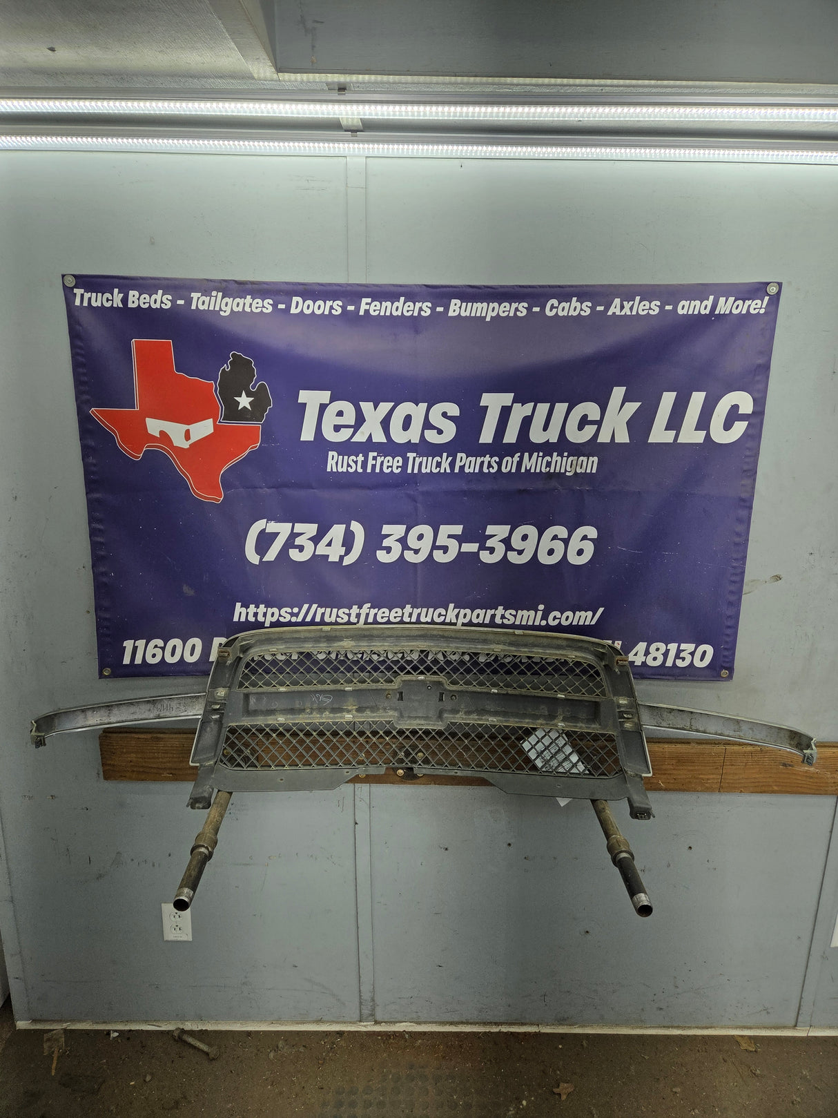 2003-2006 Chevrolet Silverado 1500 2500 'Cateye' NON HD Grill OEM - Chrome