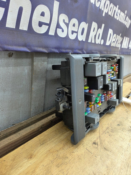 2010-2013 Chevrolet Silverado / GMC Sierra 1500 2500 3500 Engine Bay Fuse Box