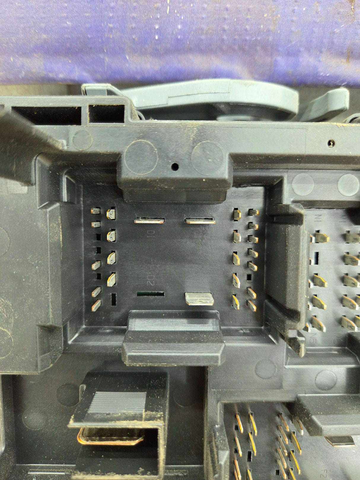 2010-2013 Chevrolet Silverado / GMC Sierra 1500 2500 3500 Engine Bay Fuse Box