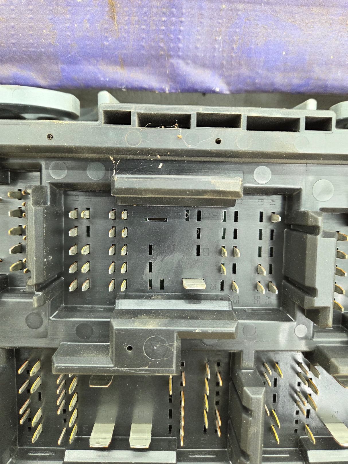 2010-2013 Chevrolet Silverado / GMC Sierra 1500 2500 3500 Engine Bay Fuse Box