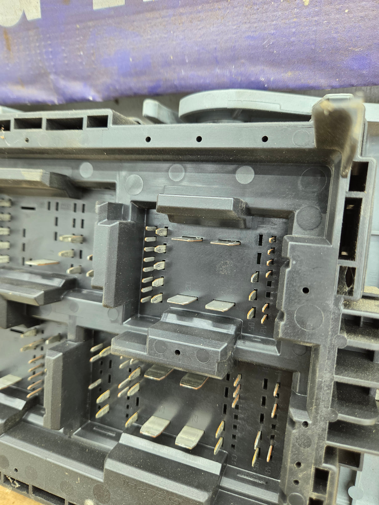 2010-2013 Chevrolet Silverado / GMC Sierra 1500 2500 3500 Engine Bay Fuse Box