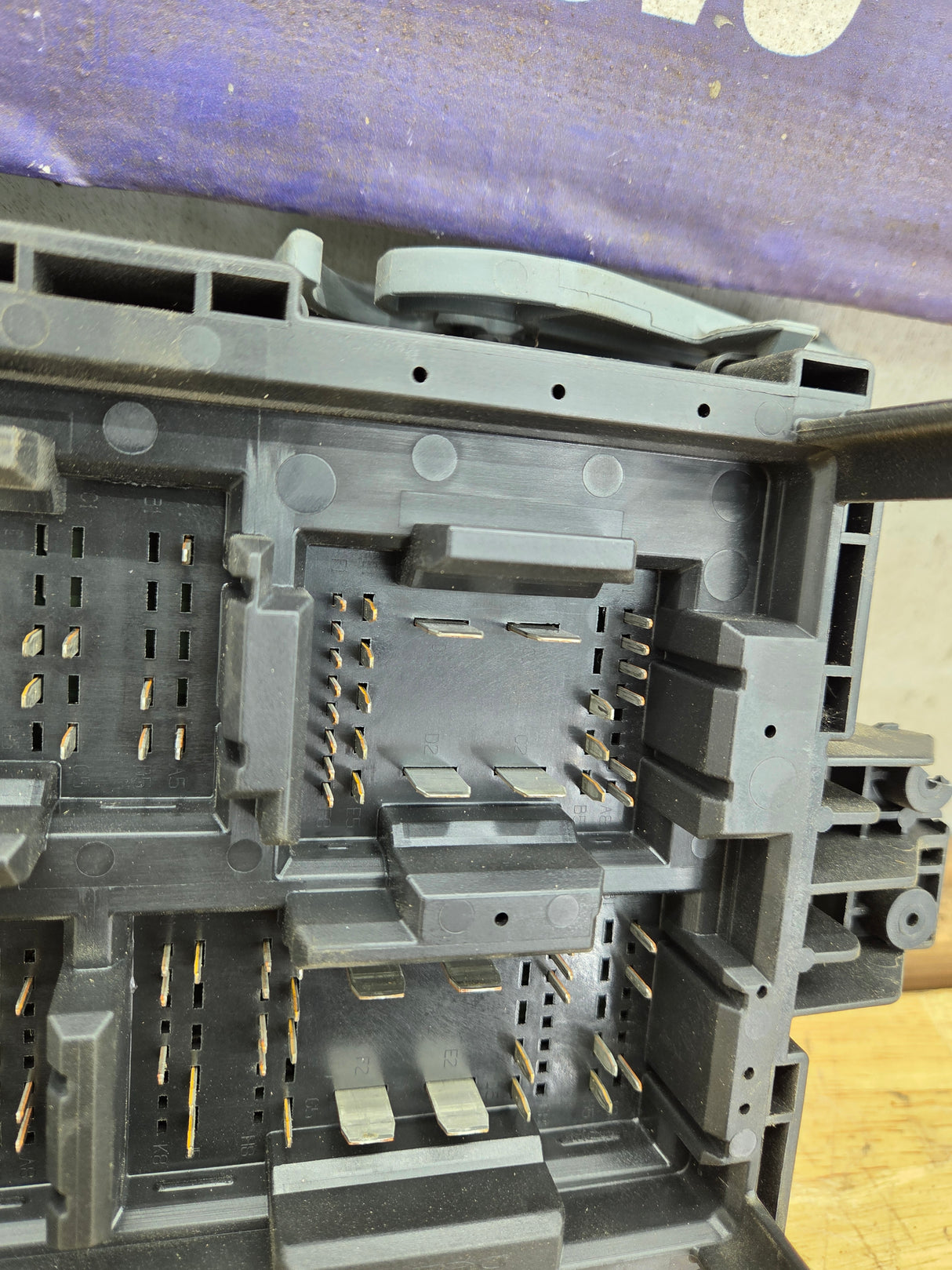 2010-2013 Chevrolet Silverado / GMC Sierra 1500 2500 3500 Engine Bay Fuse Box