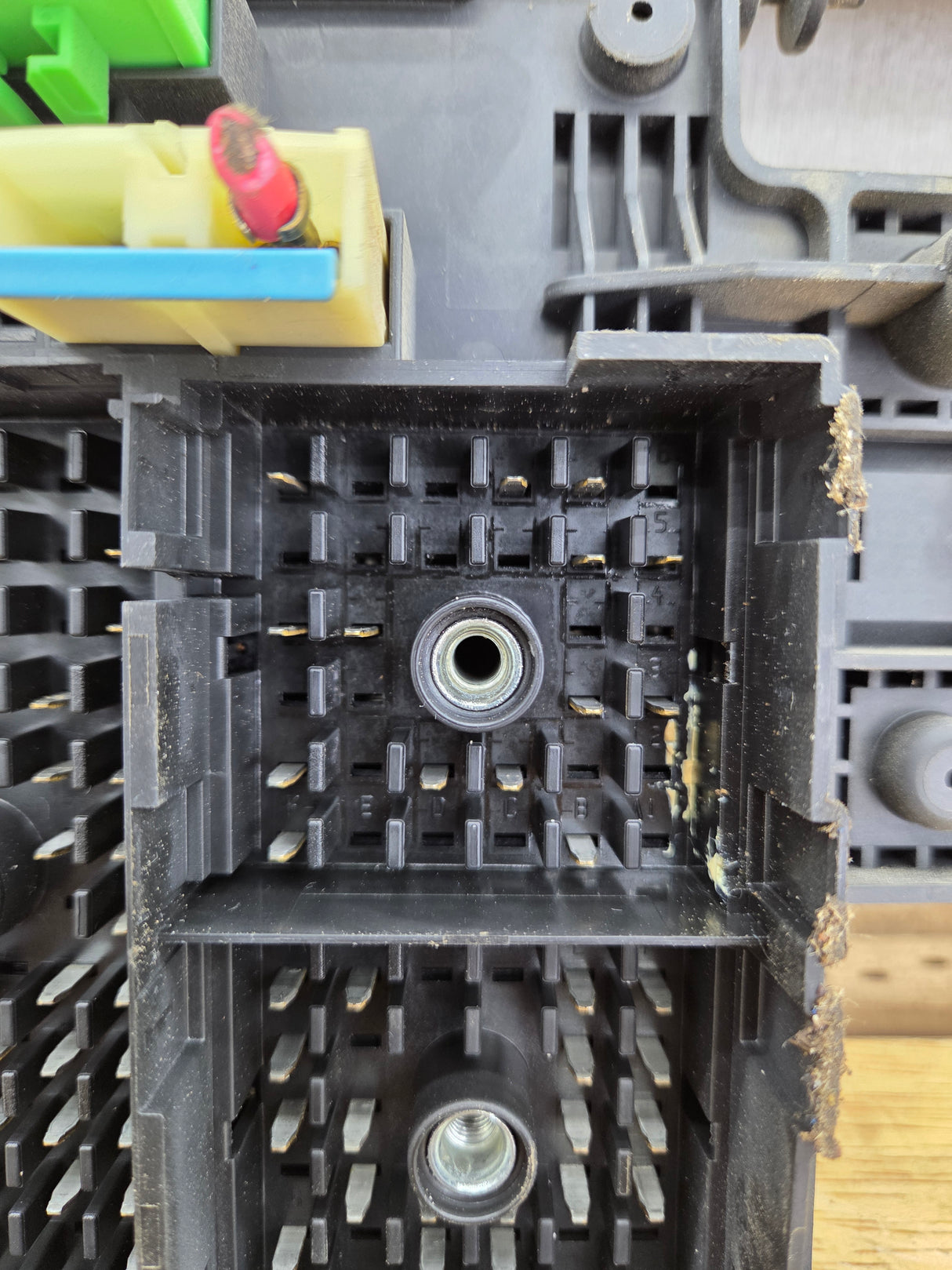 2003-2005 Chevrolet Silverado / GMC Sierra 2500 3500 Duramax Engine Bay Fuse Box