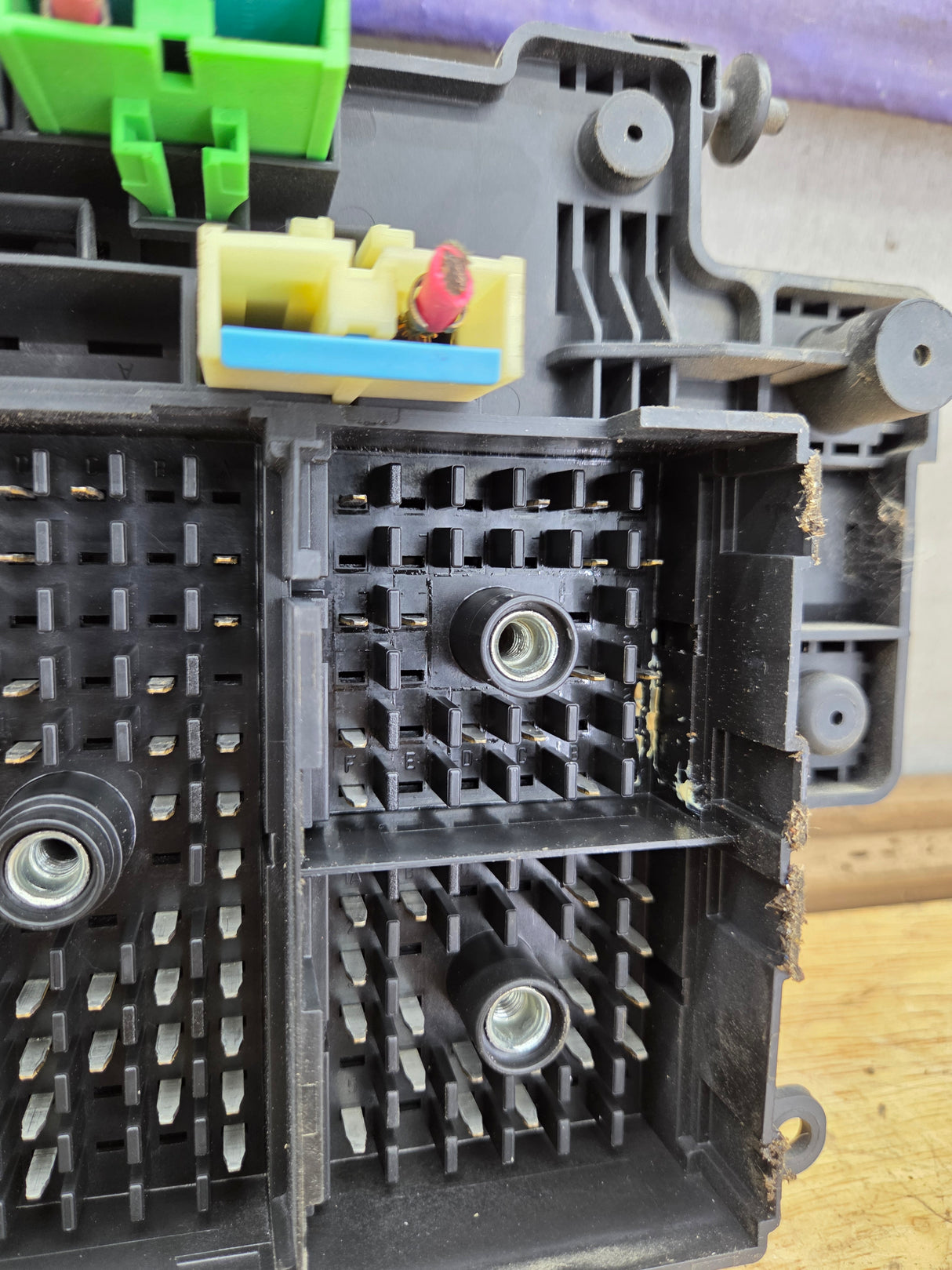 2003-2005 Chevrolet Silverado / GMC Sierra 2500 3500 Duramax Engine Bay Fuse Box