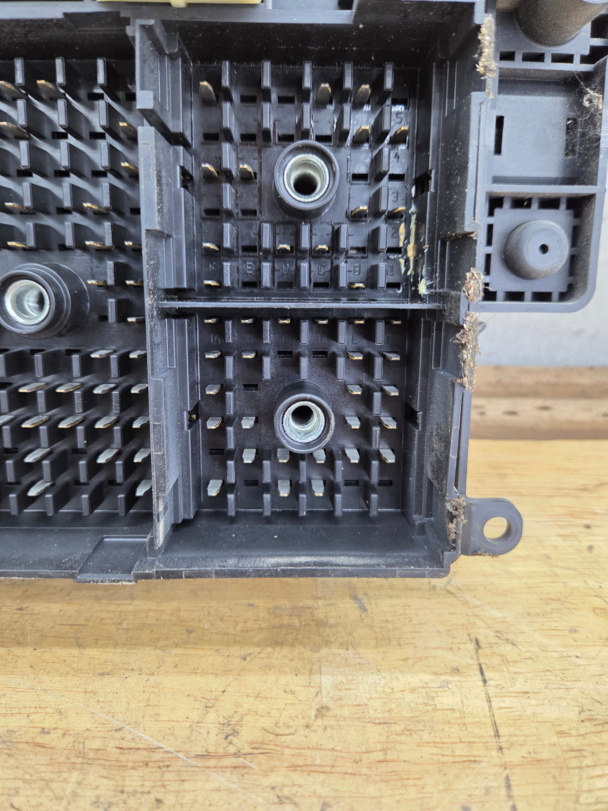 2003-2005 Chevrolet Silverado / GMC Sierra 2500 3500 Duramax Engine Bay Fuse Box