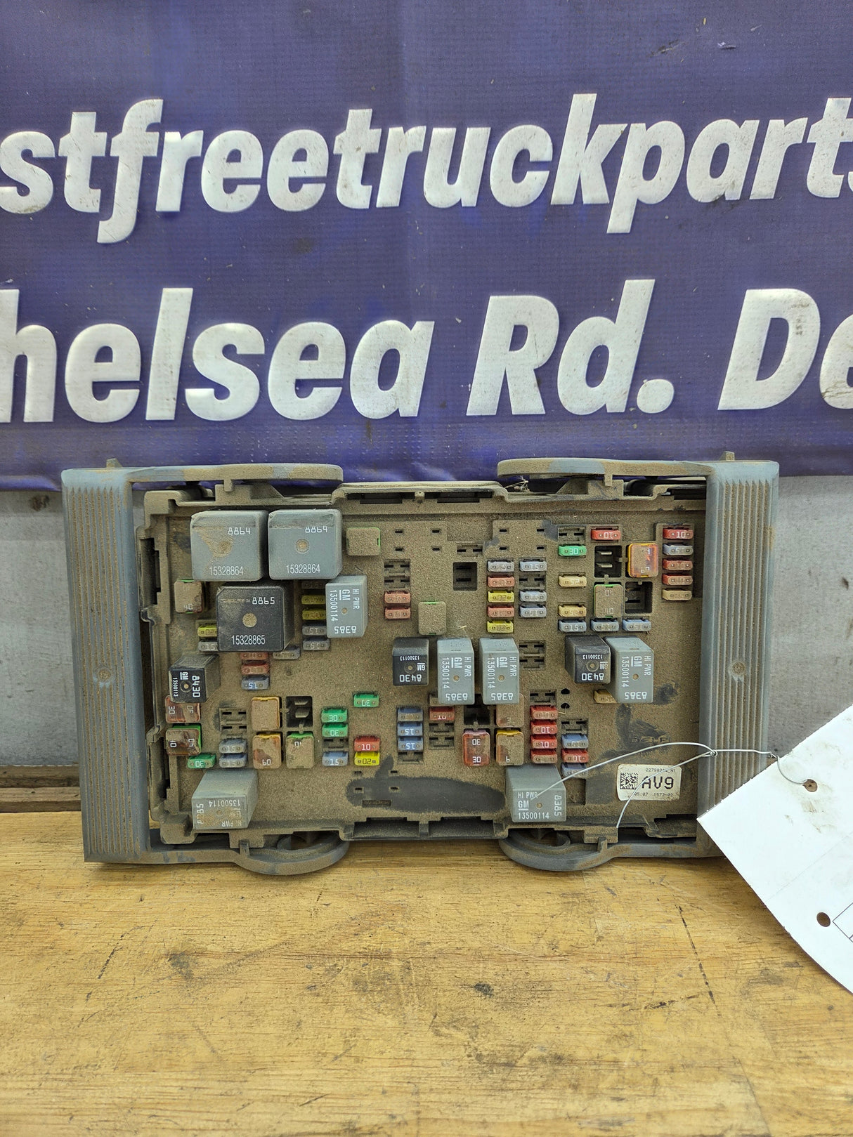 2010-2013 Chevrolet Silverado / GMC Sierra 1500 2500 3500 Engine Bay Fuse Box