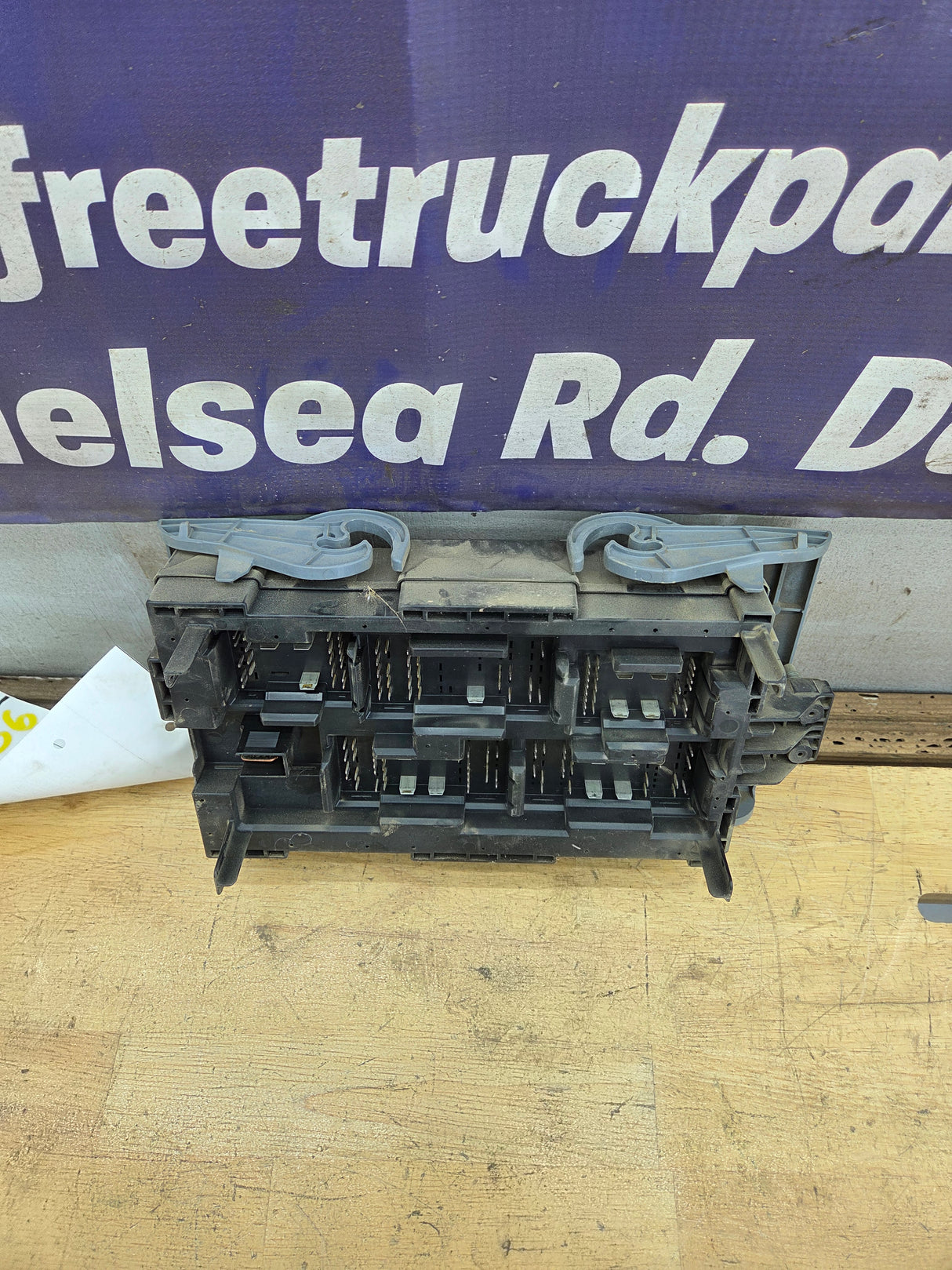 2010-2013 Chevrolet Silverado / GMC Sierra 1500 2500 3500 Engine Bay Fuse Box