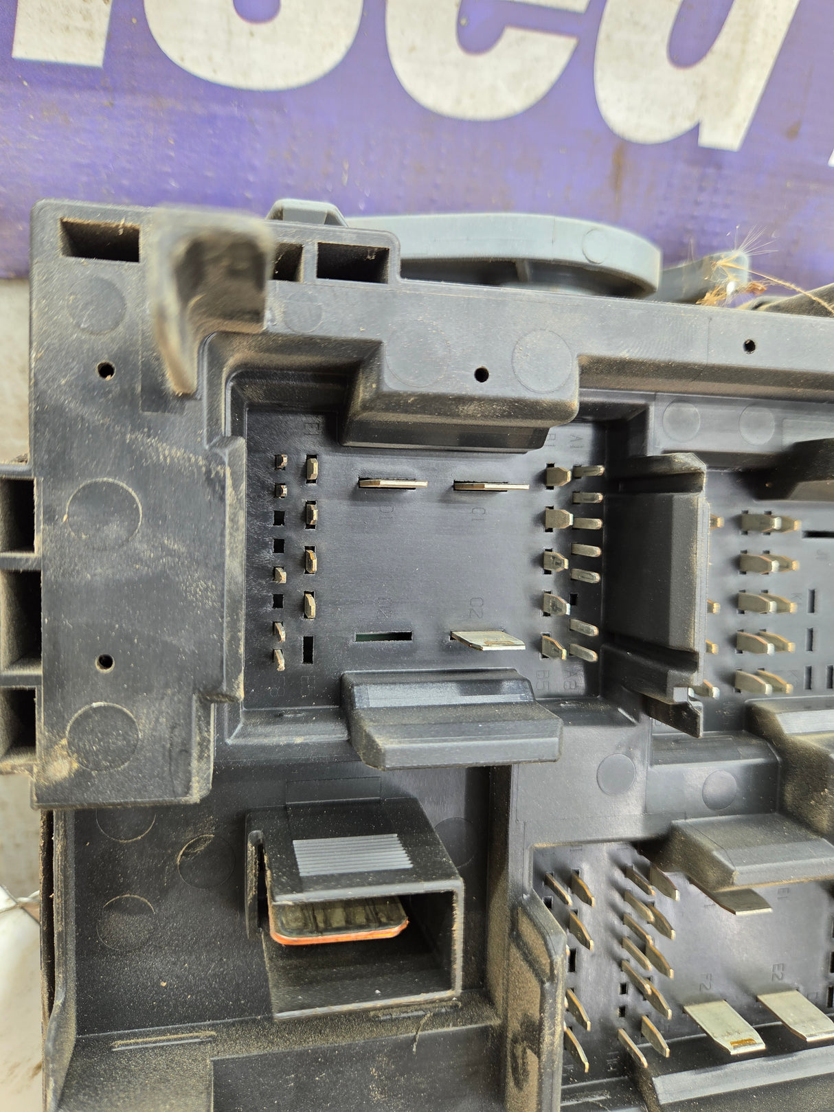 2010-2013 Chevrolet Silverado / GMC Sierra 1500 2500 3500 Engine Bay Fuse Box