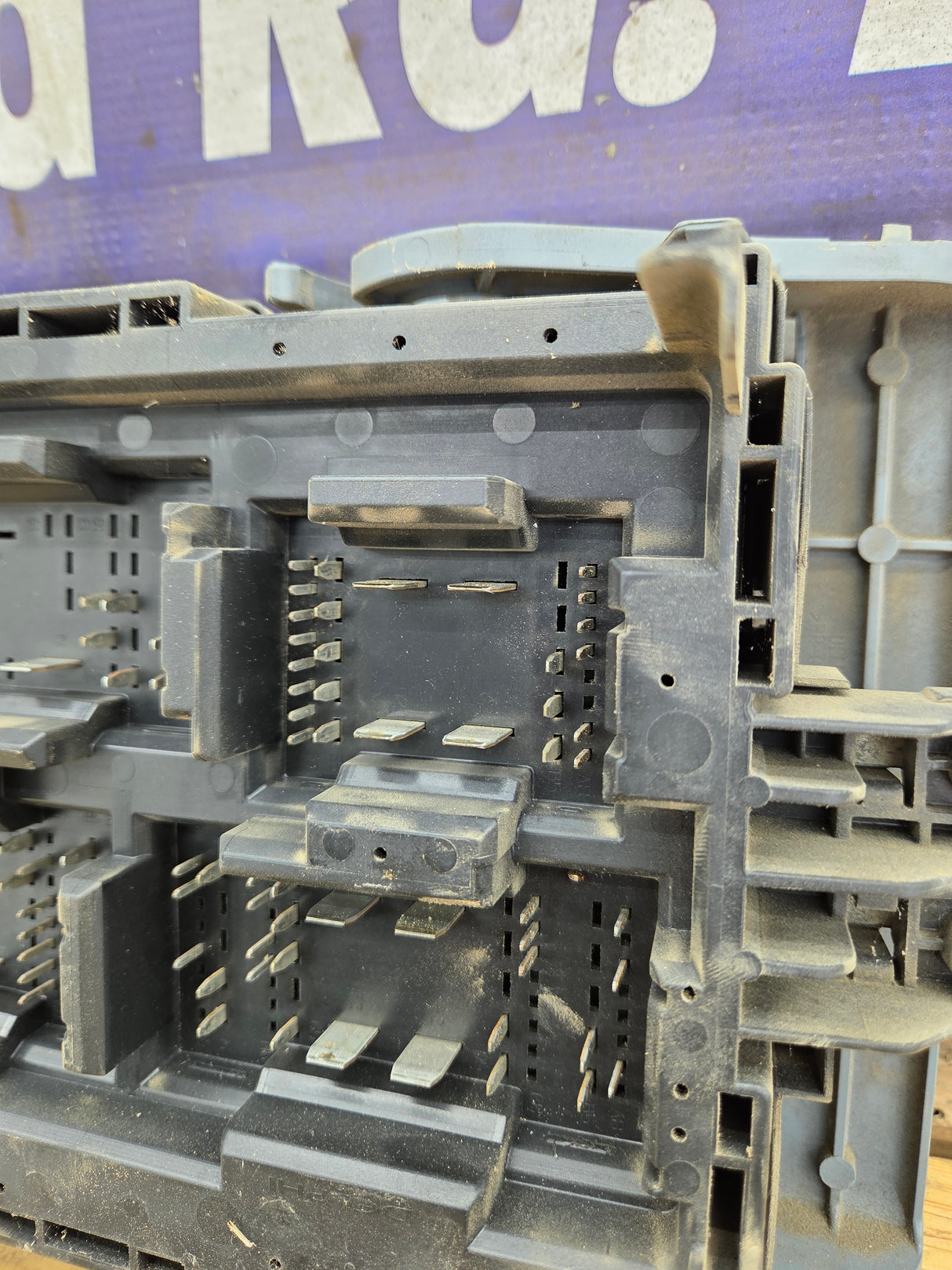 2010-2013 Chevrolet Silverado / GMC Sierra 1500 2500 3500 Engine Bay Fuse Box