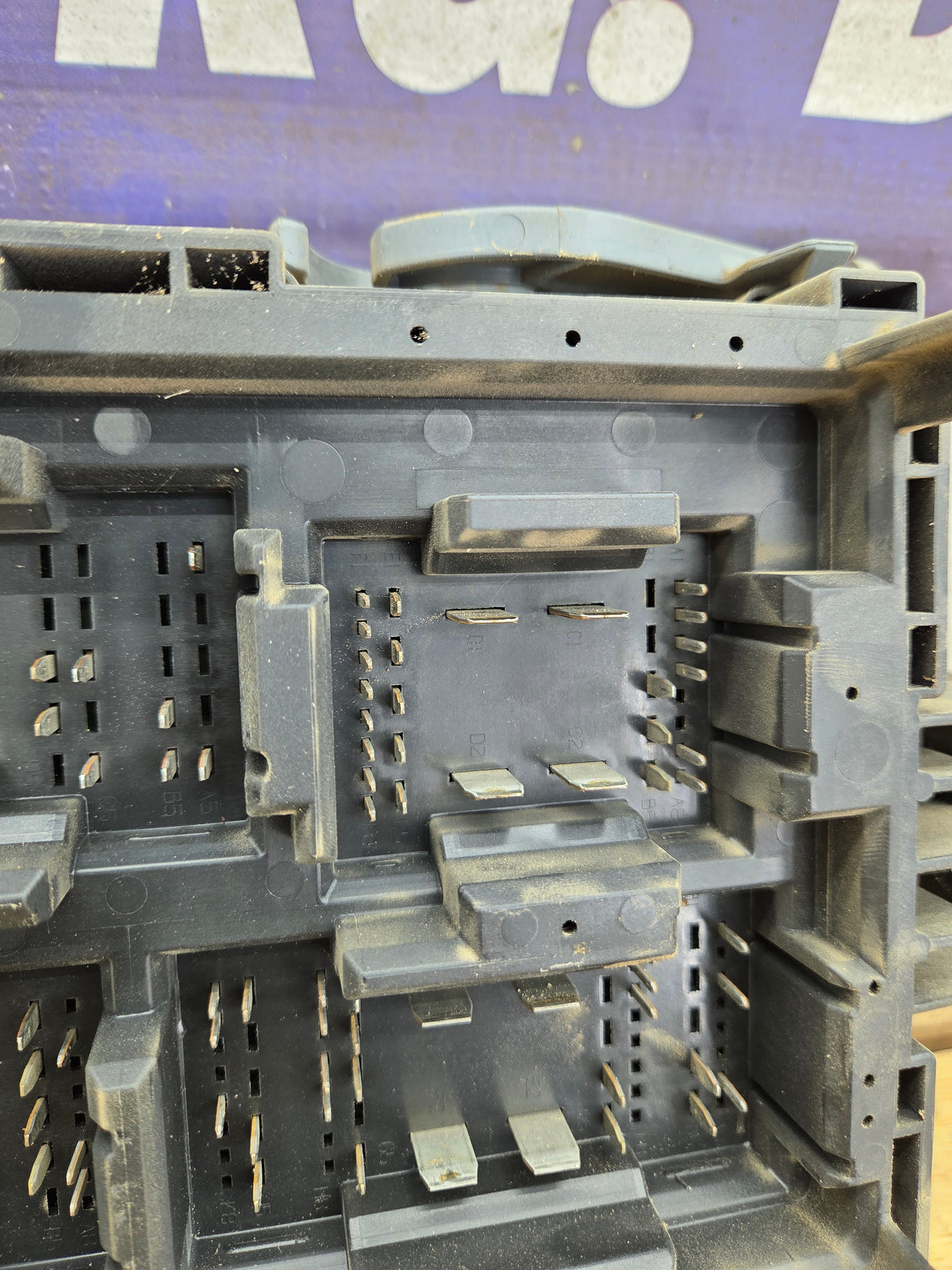 2010-2013 Chevrolet Silverado / GMC Sierra 1500 2500 3500 Engine Bay Fuse Box