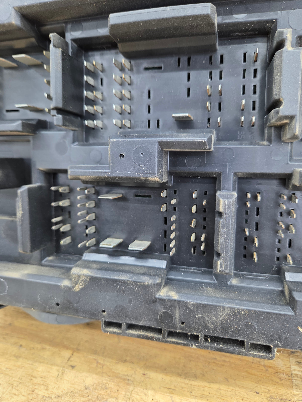 2010-2013 Chevrolet Silverado / GMC Sierra 1500 2500 3500 Engine Bay Fuse Box