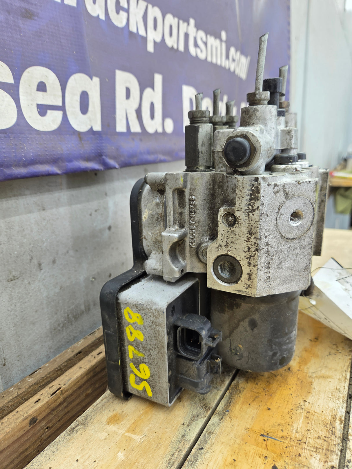 1996-1999 Chevrolet Silverado GMC Sierra ABS Pump Module Control Assembly