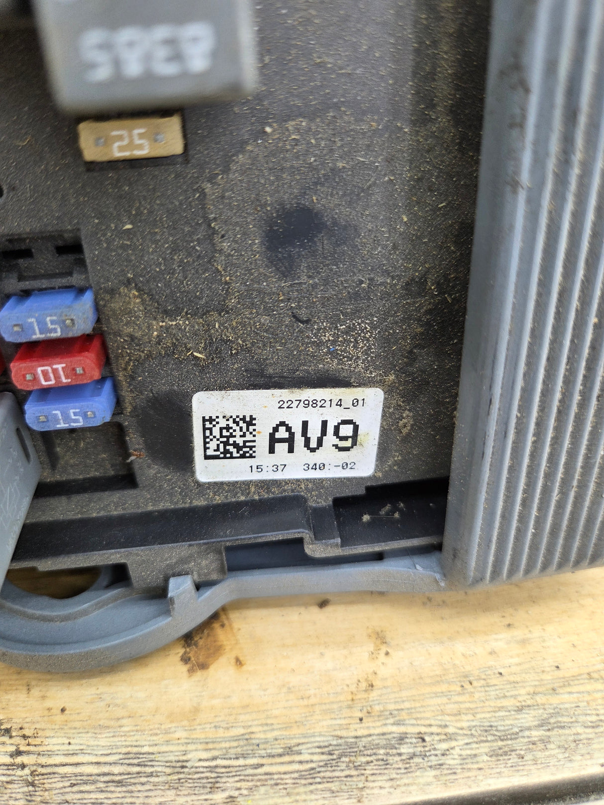 2007-2009 Chevrolet Silverado / GMC Sierra 1500 2500 3500 Engine Bay Fuse Box