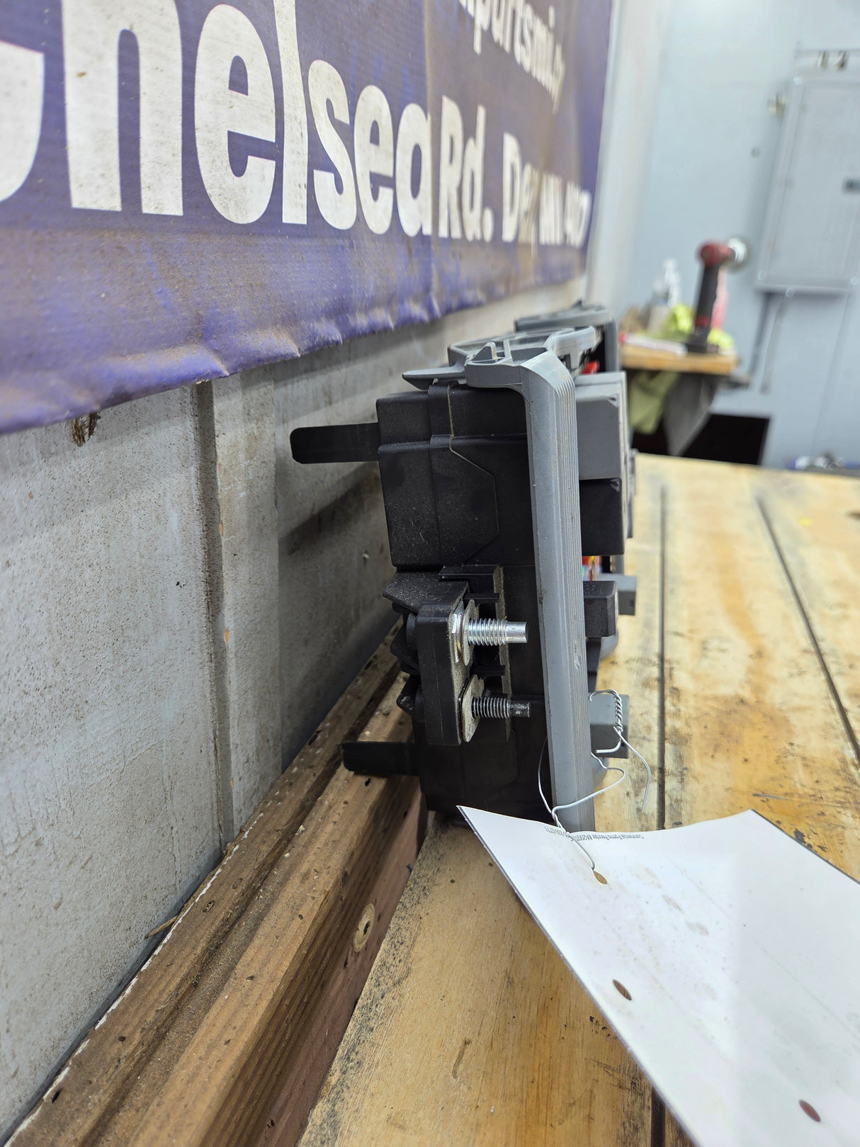 2007-2009 Chevrolet Silverado / GMC Sierra 1500 2500 3500 Engine Bay Fuse Box