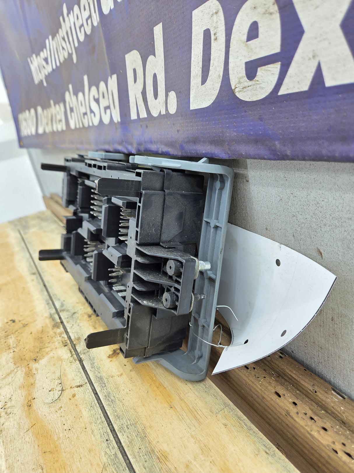 2007-2009 Chevrolet Silverado / GMC Sierra 1500 2500 3500 Engine Bay Fuse Box