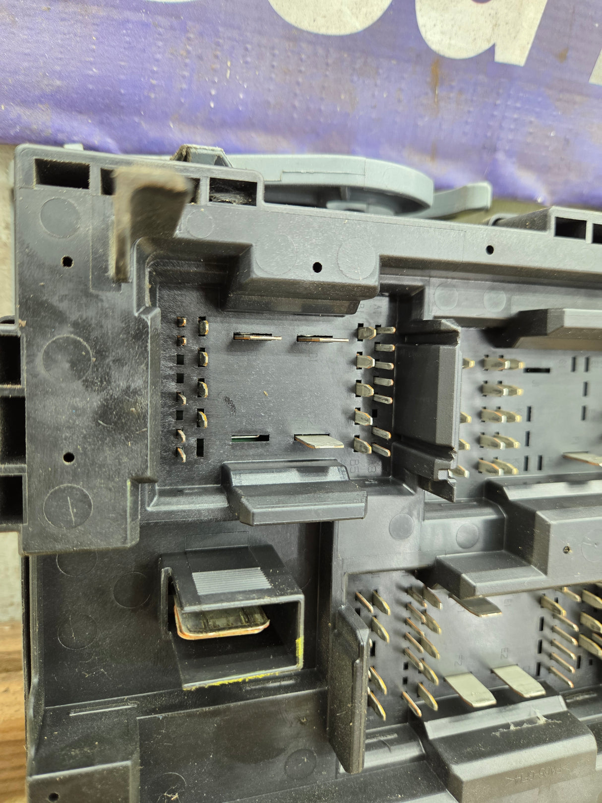 2007-2009 Chevrolet Silverado / GMC Sierra 1500 2500 3500 Engine Bay Fuse Box