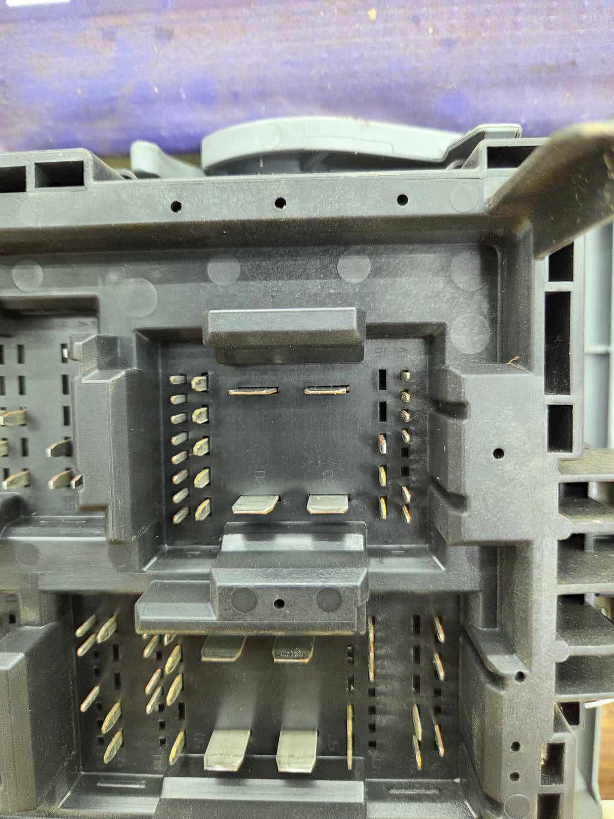 2007-2009 Chevrolet Silverado / GMC Sierra 1500 2500 3500 Engine Bay Fuse Box