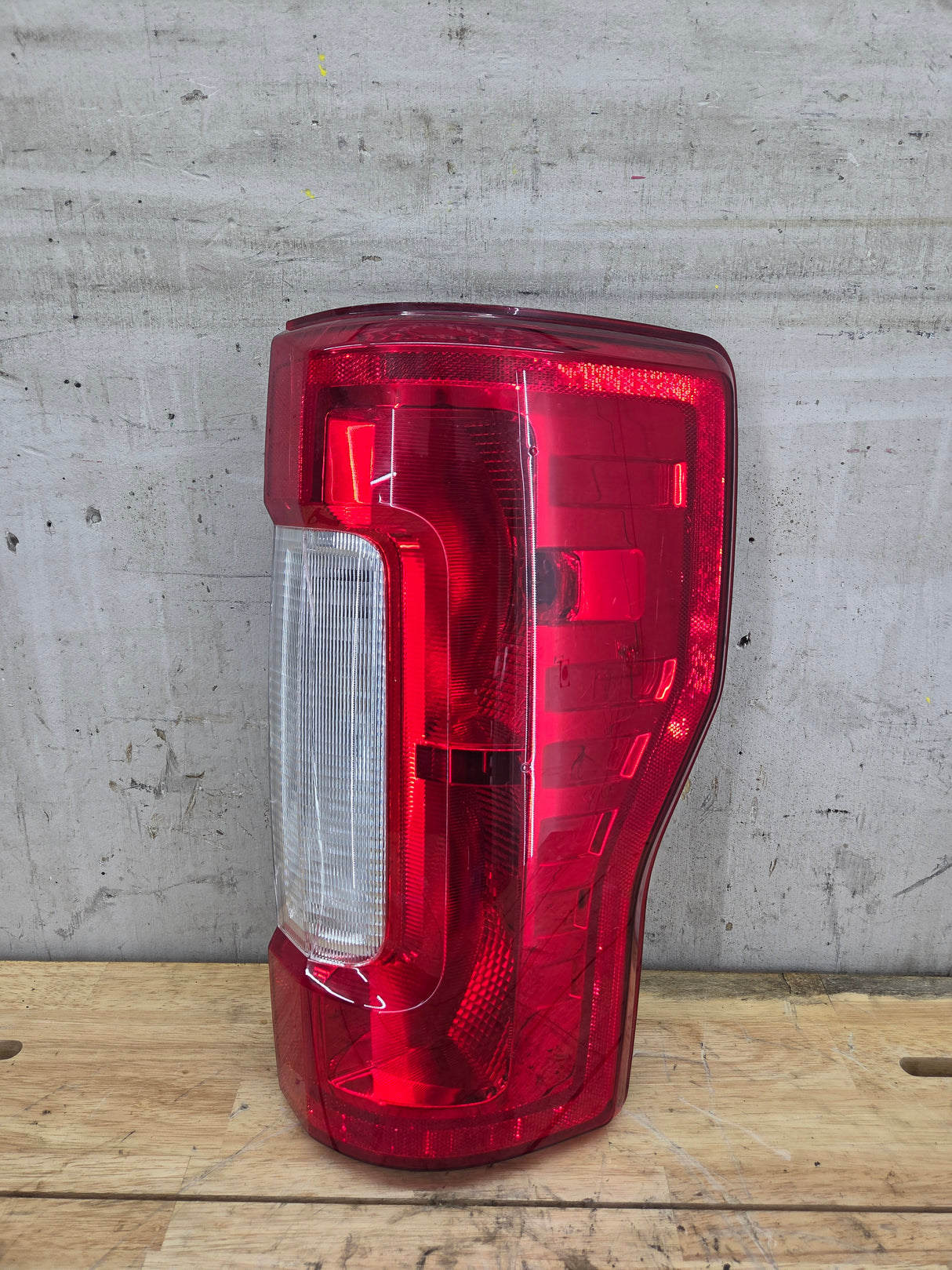 2017-2019 Ford Super Duty F250 F350 F450 F550 RH Passenger Side Tail Light Halogen HC3B-13B504-AD
