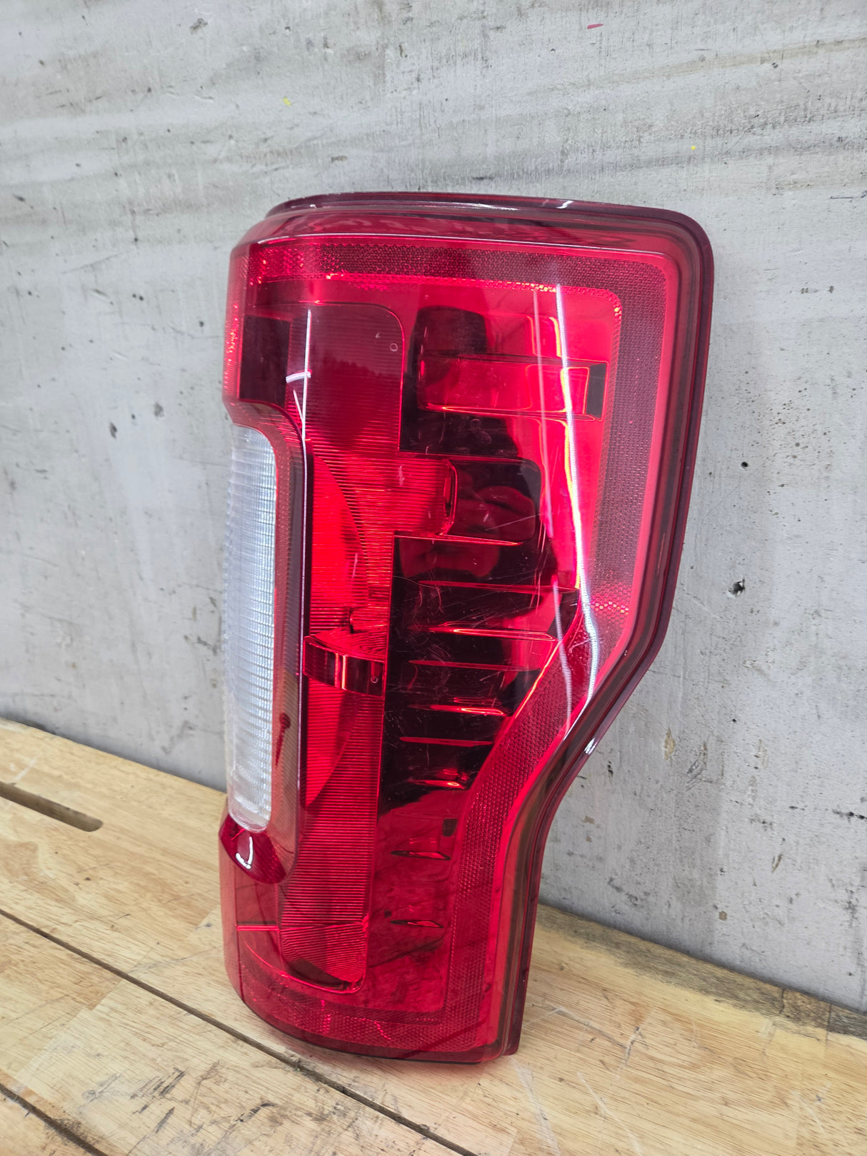 2017-2019 Ford Super Duty F250 F350 F450 F550 RH Passenger Side Tail Light Halogen HC3B-13B504-AD